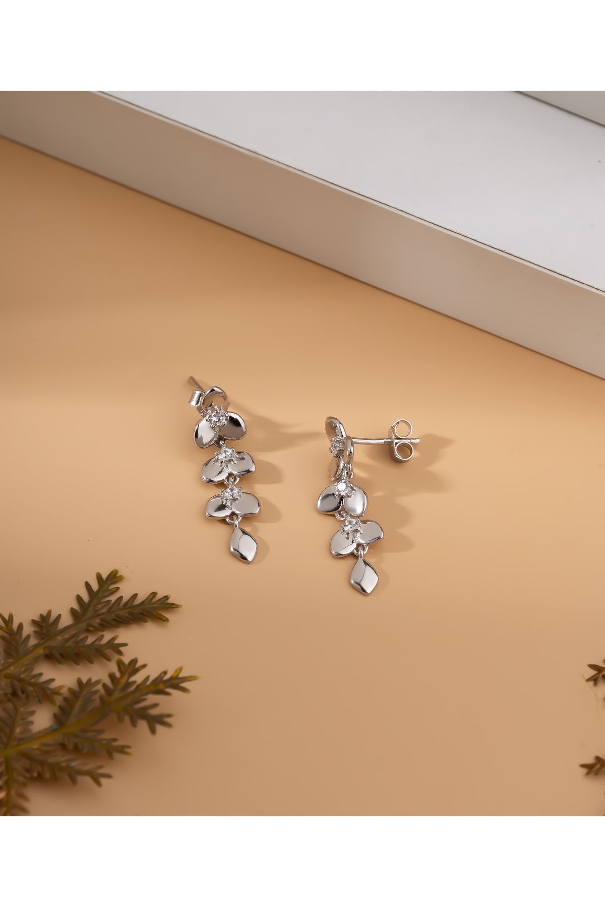 Roza Silver 925 Ayar Zirkon Taşlı Rodyum Zeytin Dalı Hareketli Çivili Gümüş Küpe