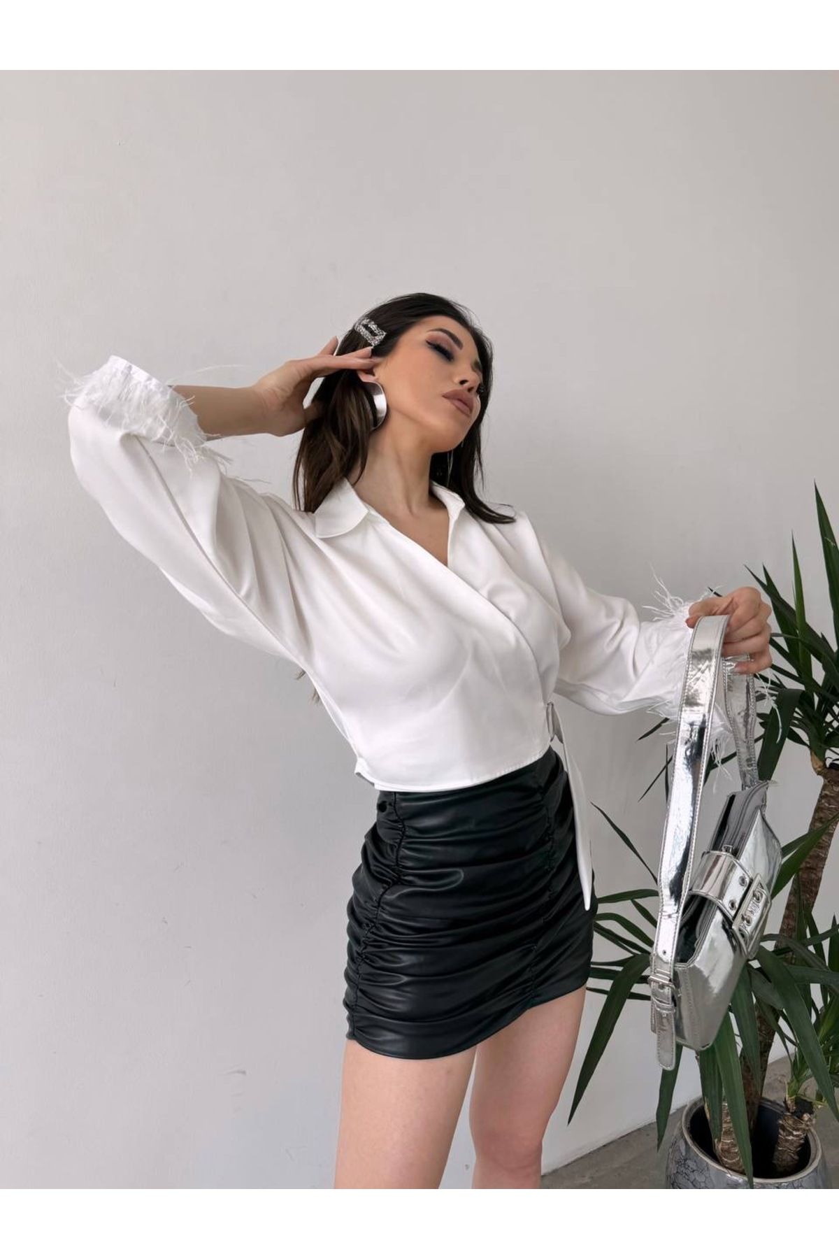 timagna Kadın Crop Bluz Saten Yandan Tokalı Kolları Tüylü Bluz