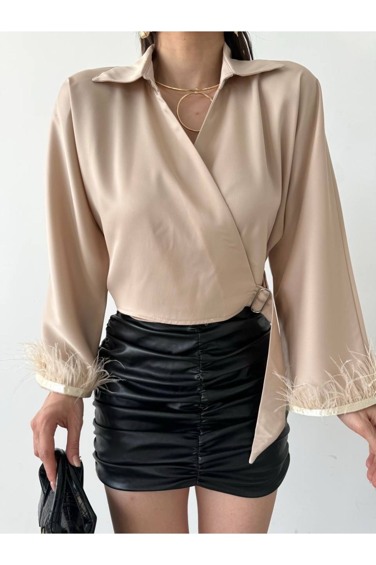 timagna Kadın Crop Bluz Saten Yandan Tokalı Kolları Tüylü Bluz