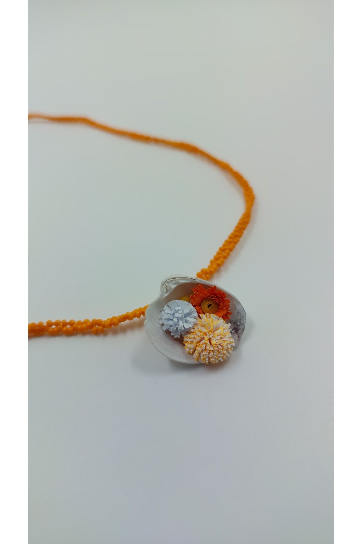 R G Handmade Design Deniz Çiçeği Quilling Kabuk Kolye – El Yapımı Kum Boncuk & Quilling Detaylı
