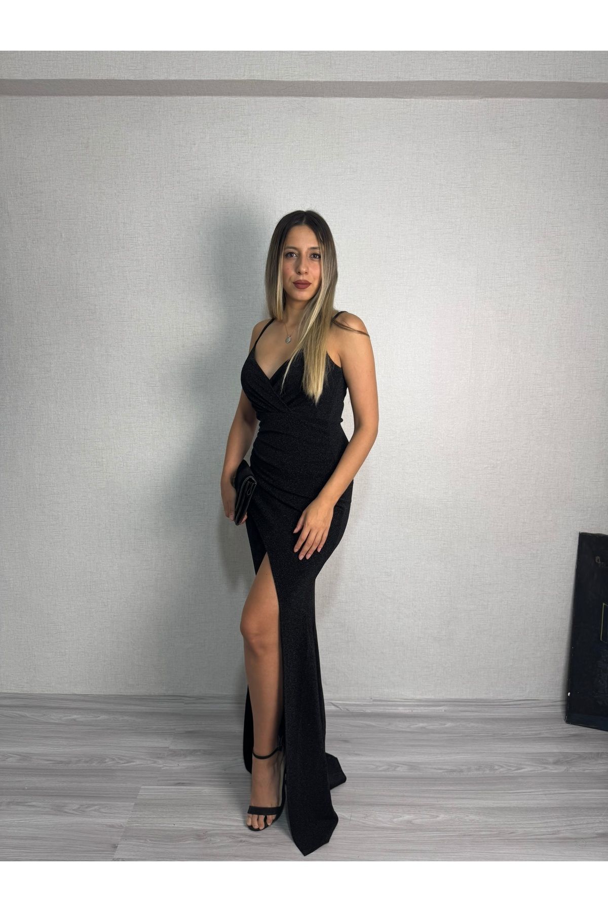 MİREYA BOUTİQUE SİMLİ YIRTMAÇLI DEKOLTELİ ELBİSE
