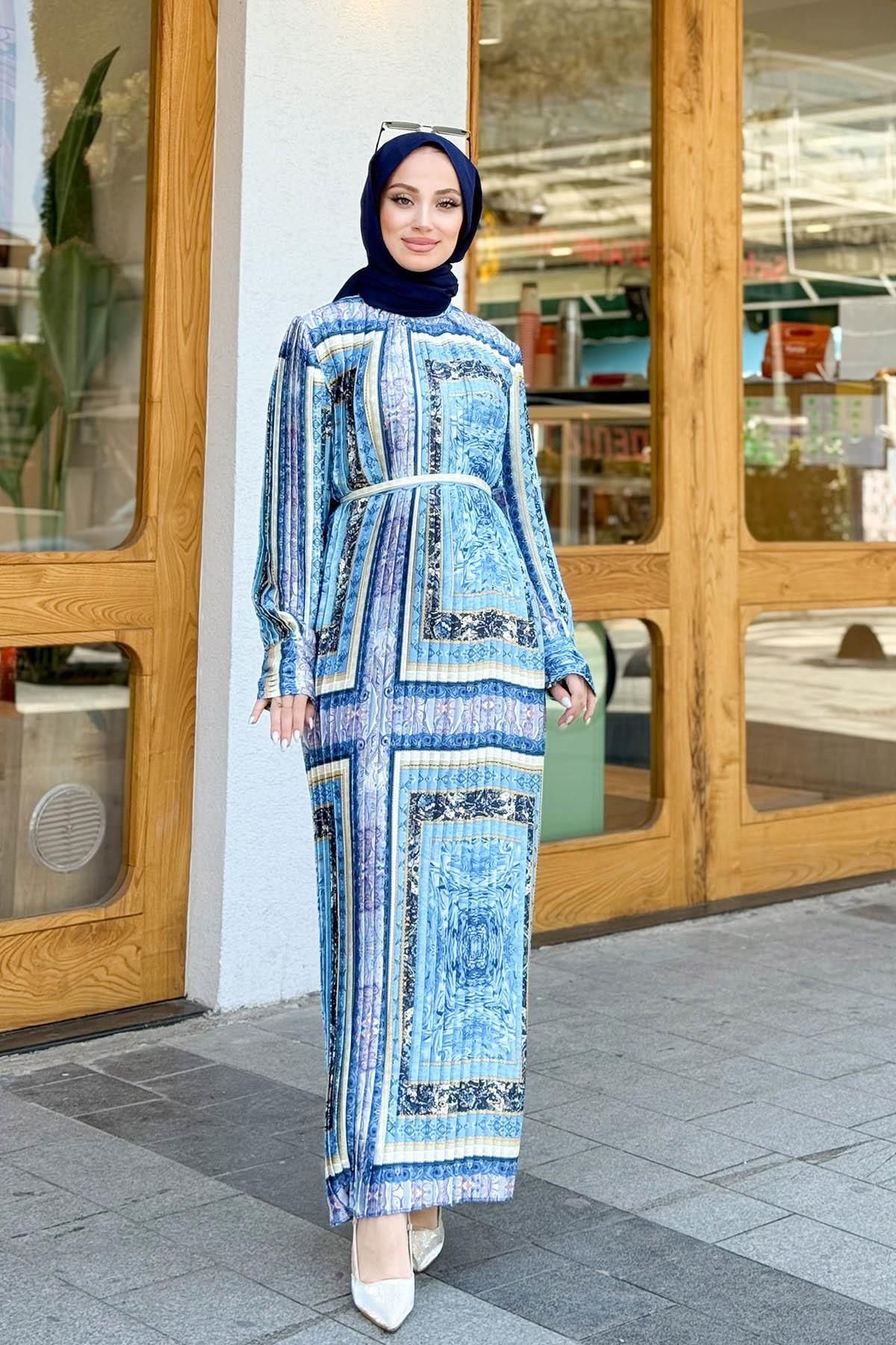 MERVE KAYKISIZ Desenli Piliseli Elbise Mavi