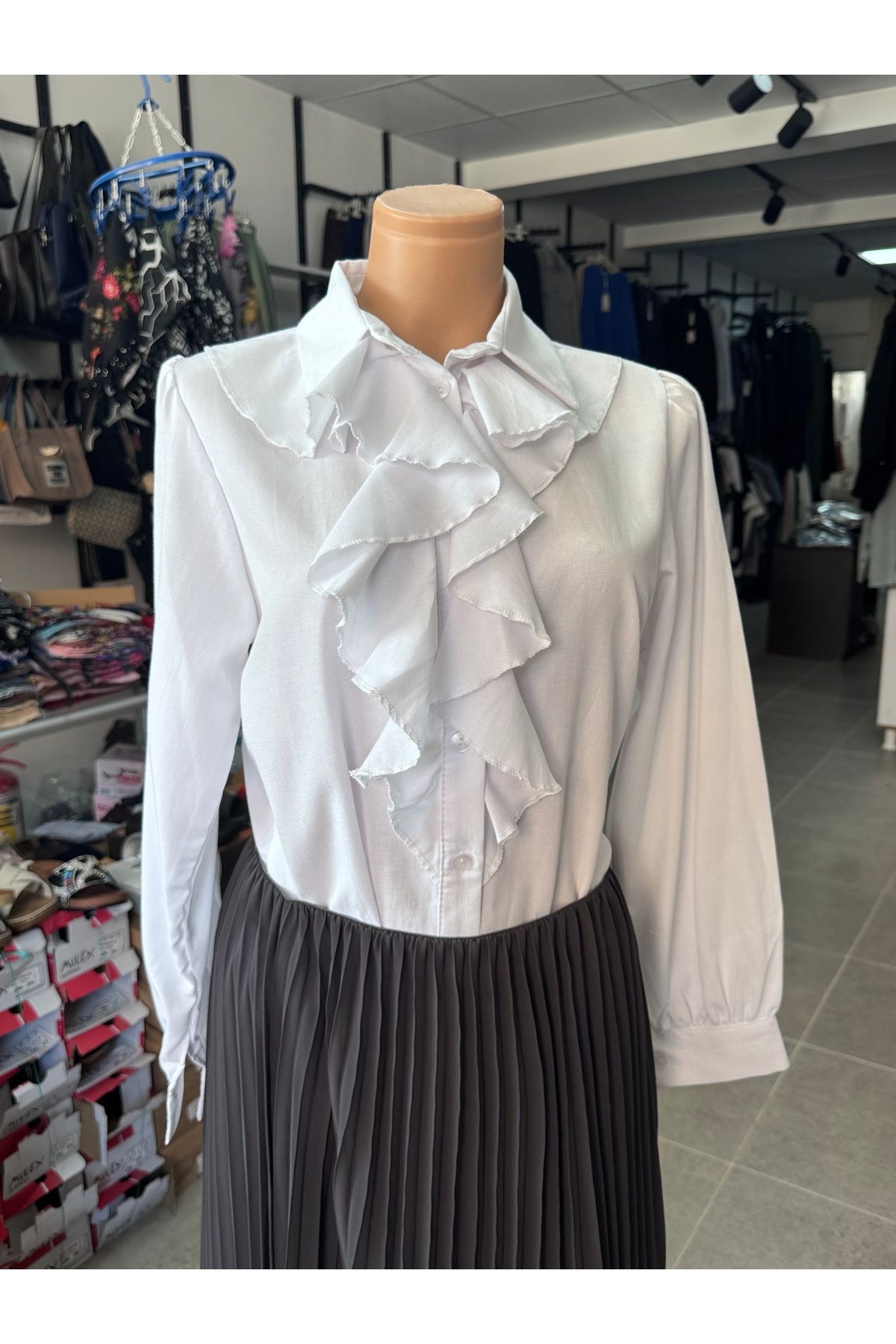 Butik Kadın Beyaz Fırfırlı Yaka Uzun Kollu Gömlek