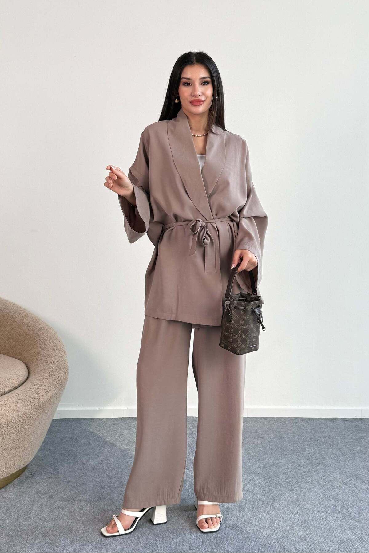 Hatun Atila Bağlamalı Kimono Ceket ve Geniş Paça Pantolon İkili Takım 8026 - Vizon