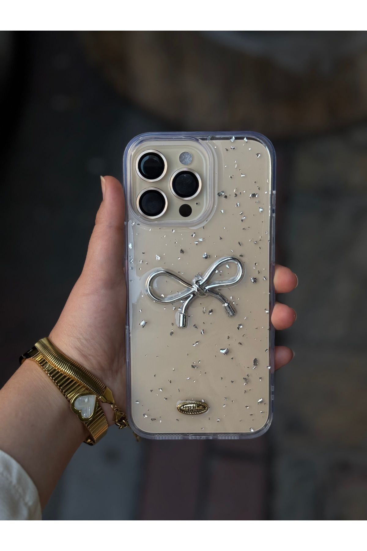 Caseji iPhone 16 Pro Max Uyumlu Gümüş Detaylı 3D Fiyonklu Parıltılı Kılıf