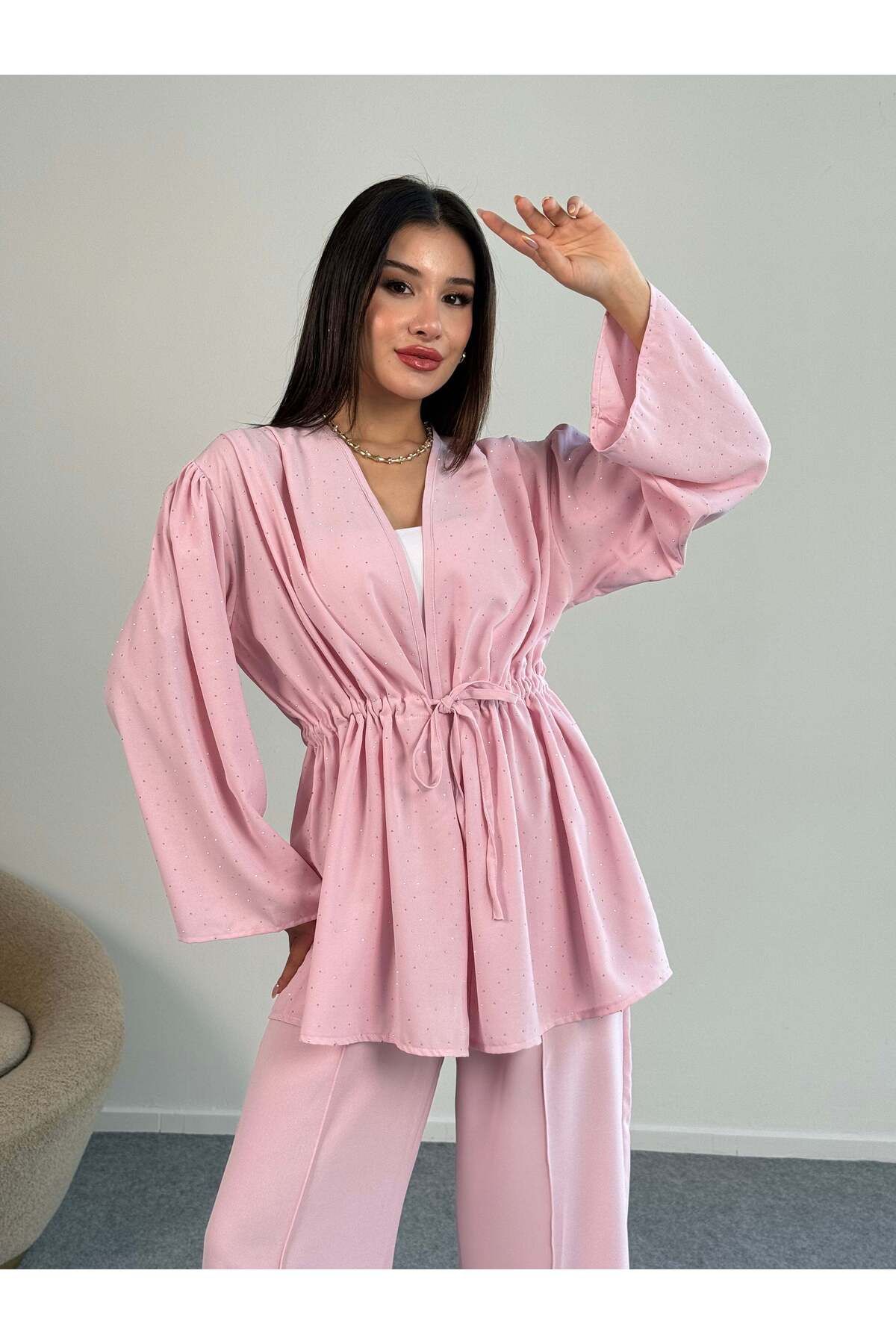 Hatun Atila Taşlı Fırfırlı Bağlama Detaylı Uzun Kollu Bluz ve Geniş paça Pantolon İkili Takım 8022 - Pembe