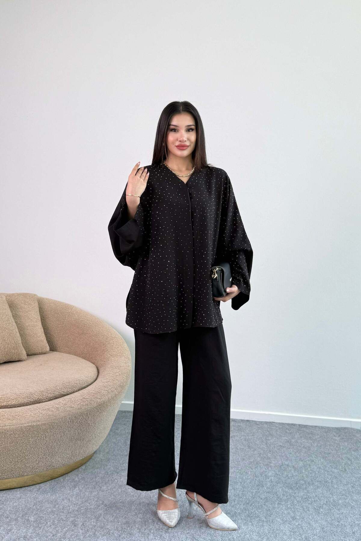 Hatun Atila Dökümlü Kesim Taşlı Geniş Kollu Bluz ve Geniş Paça Pantolon İkili Takım 8838 - Siyah