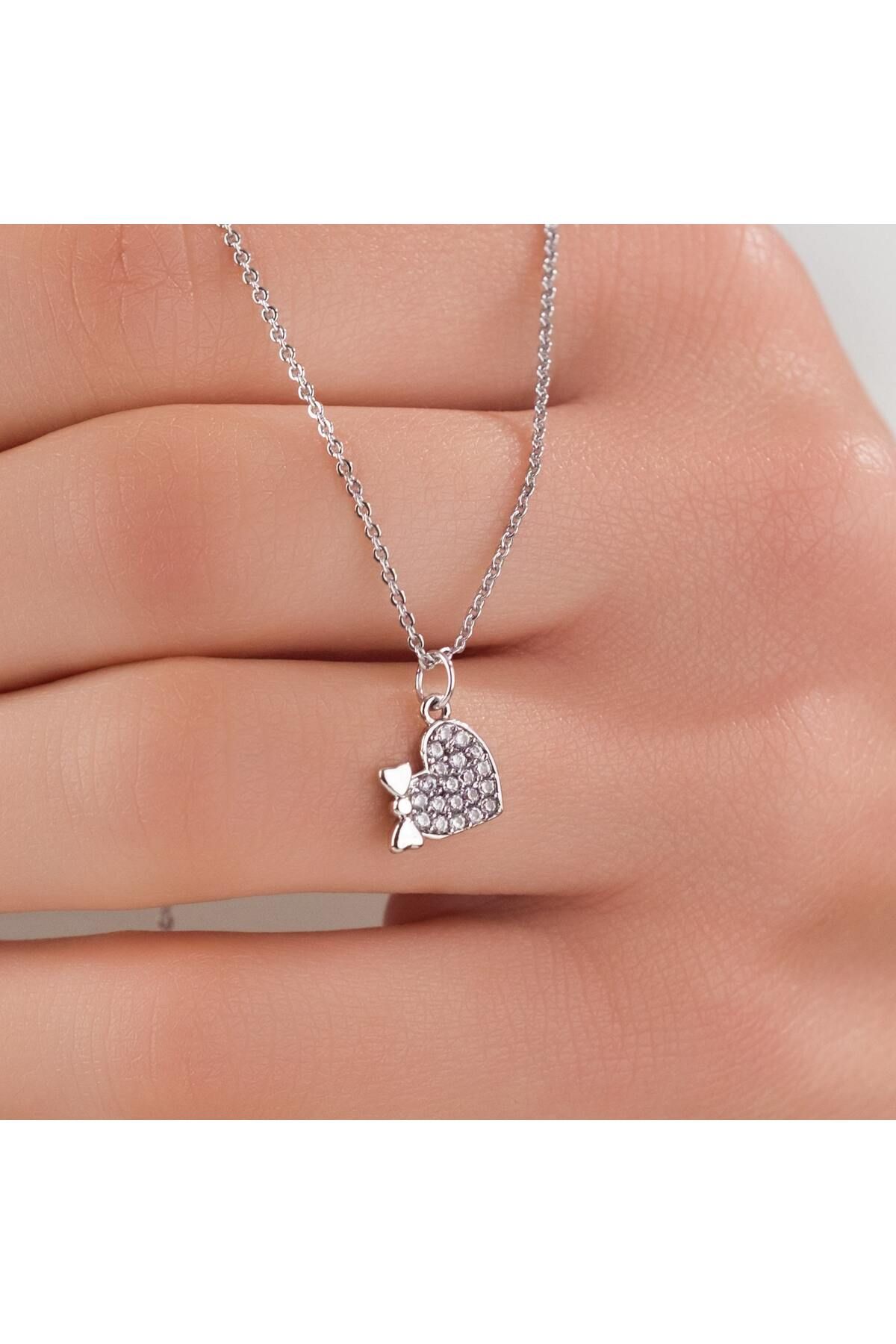 HOBİSY GIFT SHOP Gümüş Kaplama Kalp ve Fiyonk Detaylı Zirkon Taşlı Kolye – Işıltılı Şık Kadın Takı