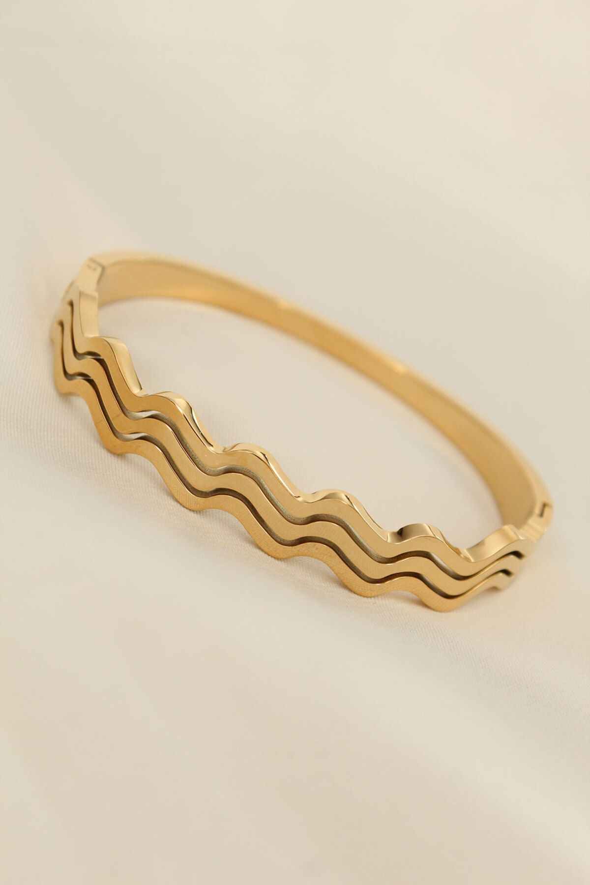 Kanonik Education Çelik Gold Renk Dalgalı Model Kelepçe Bilezik - TJ-BB4294