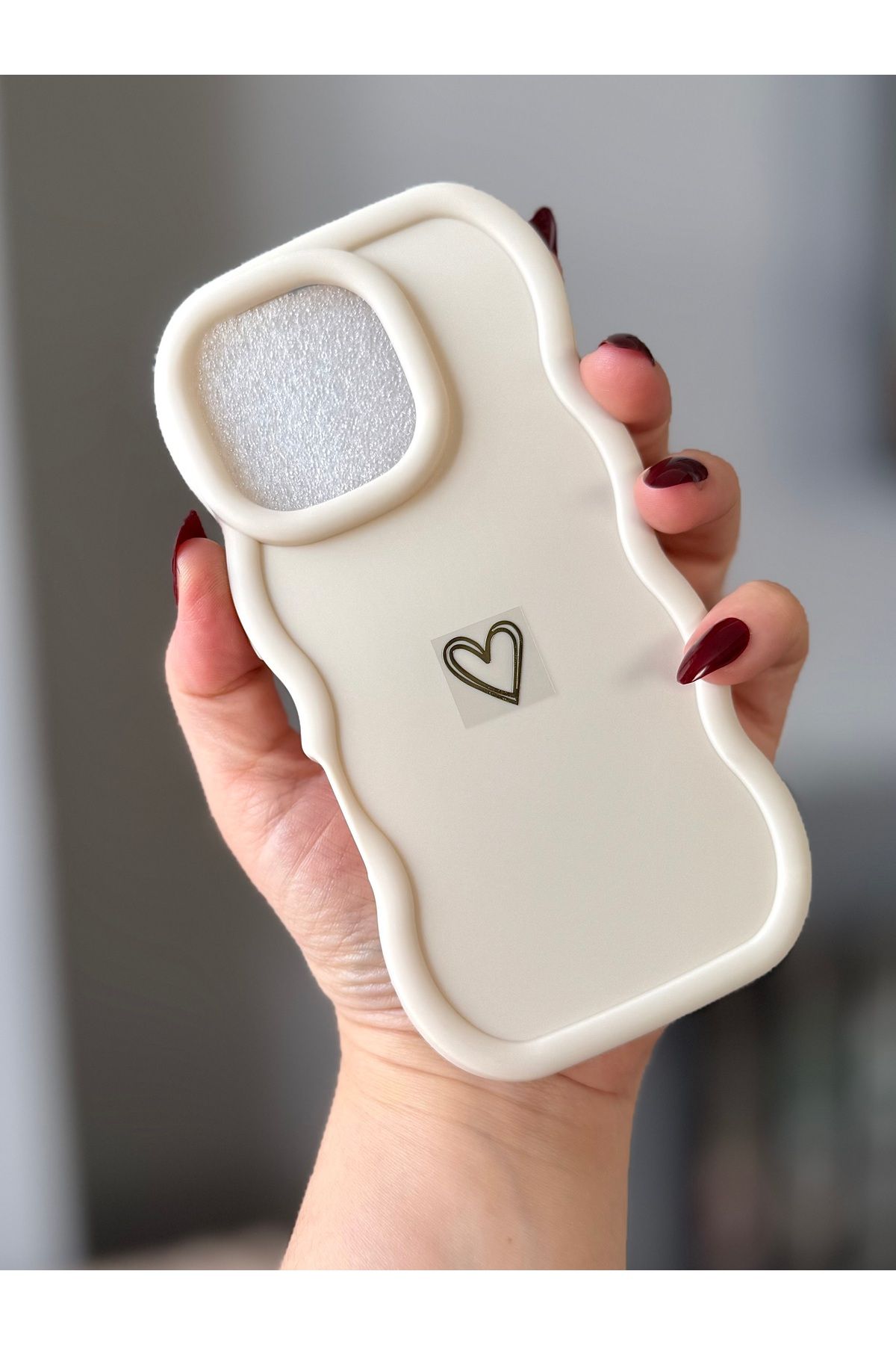 MirazTasarim IPHONE 16 PRO DALGALI KENARLI KALP DESENLİ KILIF KREM