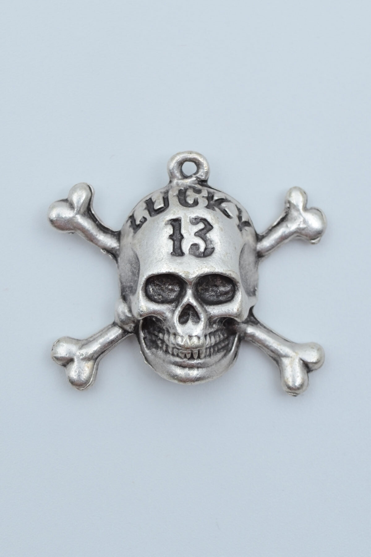 Genel Markalar Lucky 13 Kuru Kafa Gümüş Kaplama Kolye Ucu