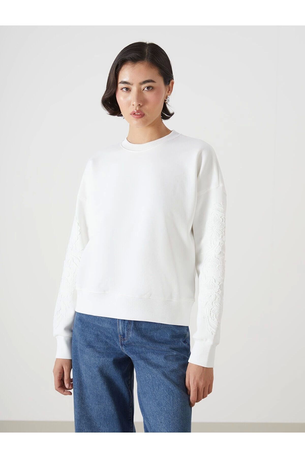 LC Waikiki Bisiklet Yaka Nakışlı Oversize Kadın Kalın Sweatshirt