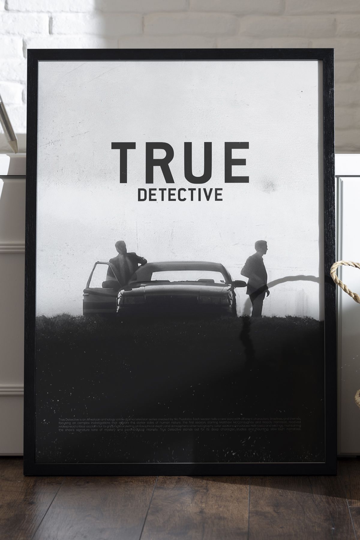 Duvarda True Detective Siyah Ahşap Çerçeveli Dizi Duvar Tablosu