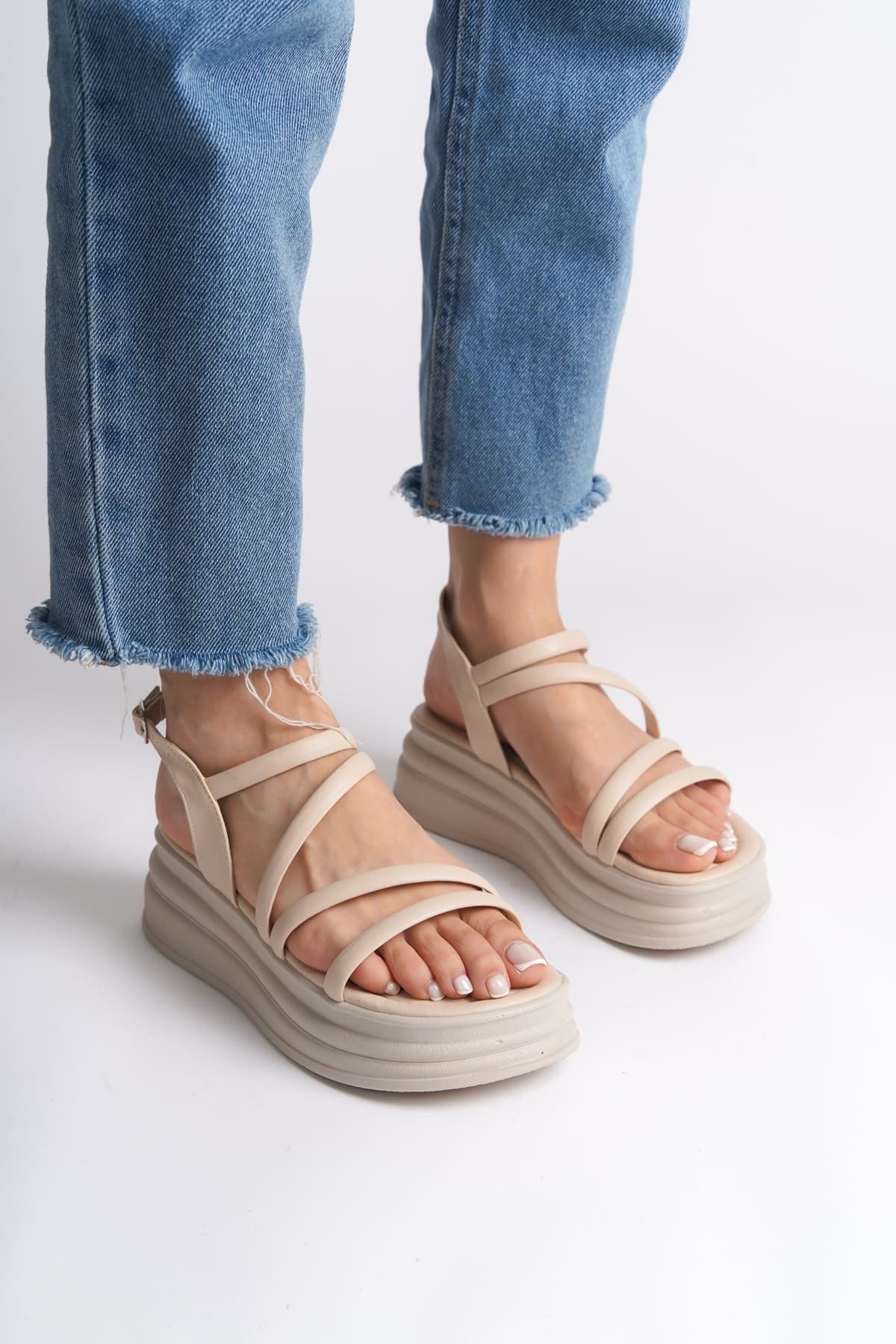 Joy Classic NATALIE İnce Tokalı Şerit Detaylı Ortopedik Taban Kadın Sandalet CKT - Krem