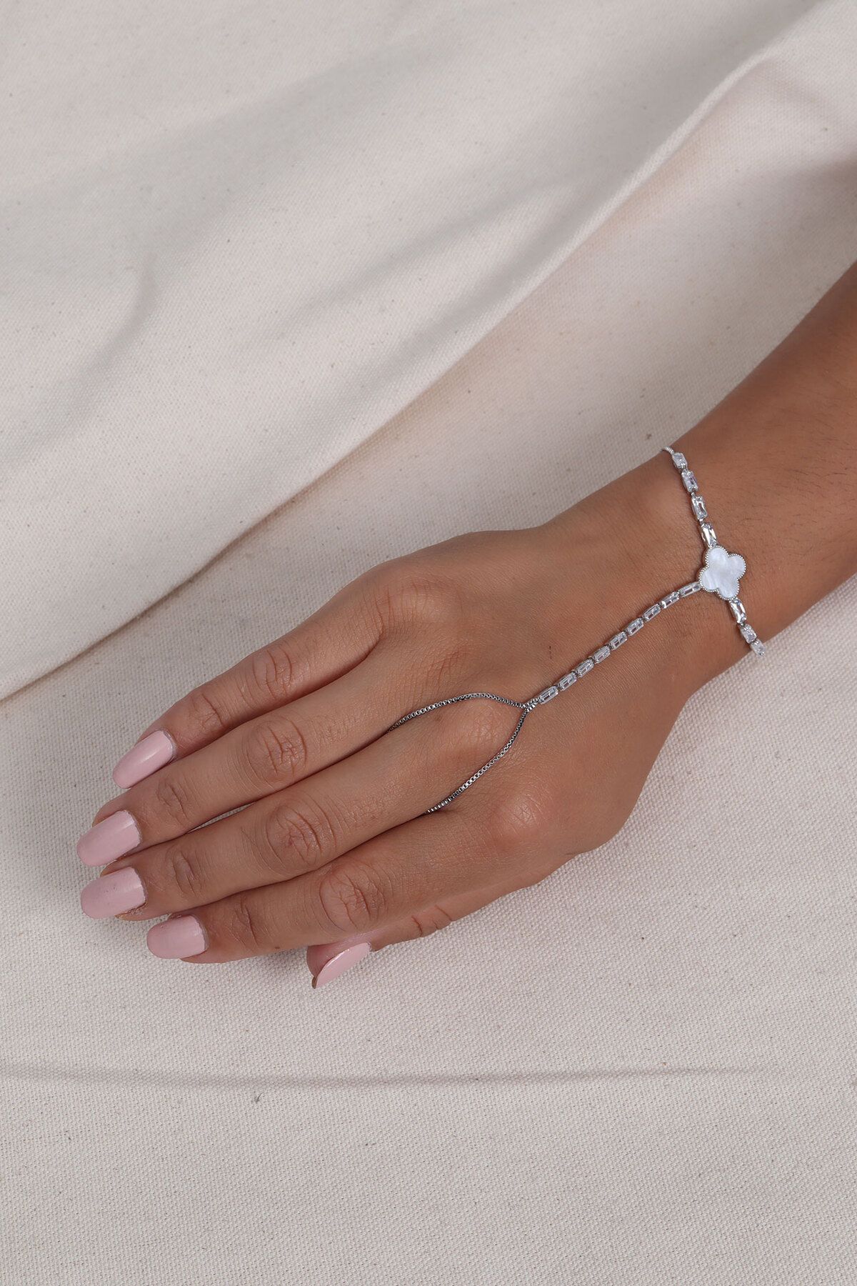 Süspüs Accessories Yonca Model Baget Taşlı Gümüş Renk Şahmeran