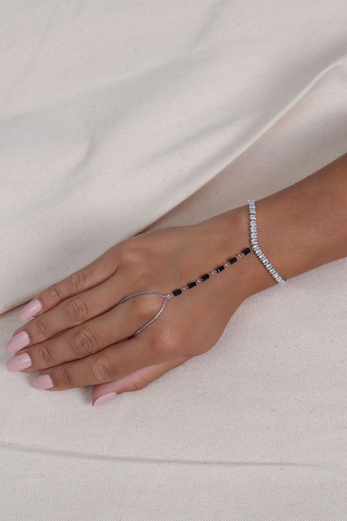 Süspüs Accessories Zircon Taşlı Siyah Taş Detaylı Gümüş Renk Şahmeran