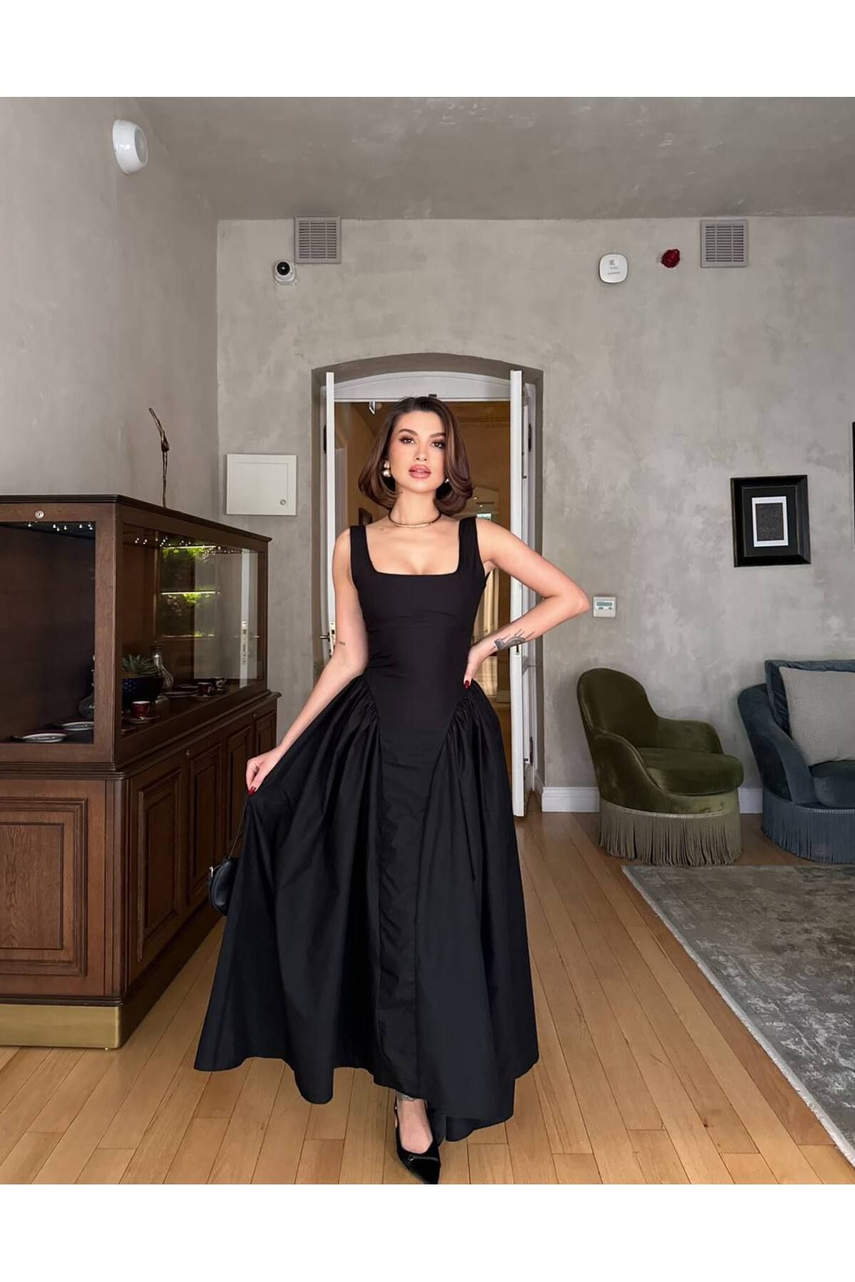Güneş Kare Yaka Kuşaklı Drapeli Poplin Midi Elbise – Siyah & Bordo