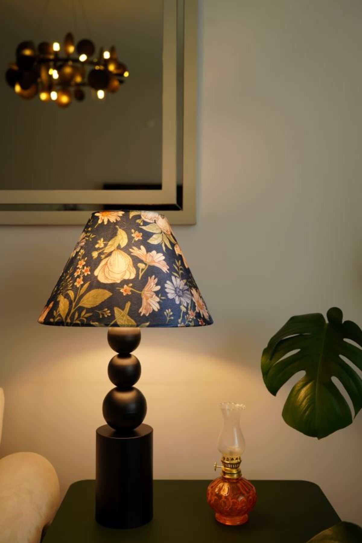 retro home design Üç Top Siyah Ayaklı Lacivert Çiçek Kadife Kumaş Şapkalı Dekoratif Yatak Odası Salon Abajur