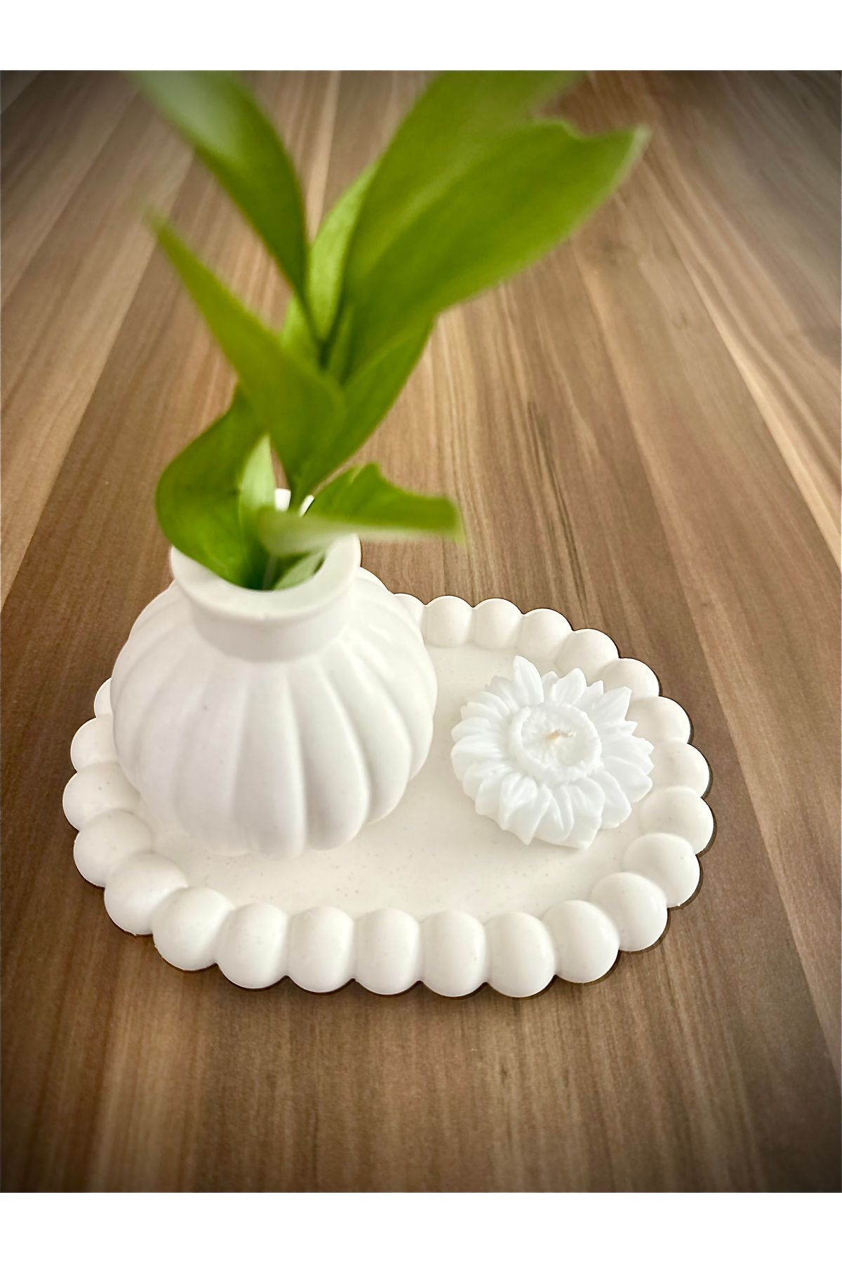 ECCEX Dekoratif Mini Vazo & Çiçek Şeklinde Mum Seti – Boncuk Kenarlı Tepsi ile