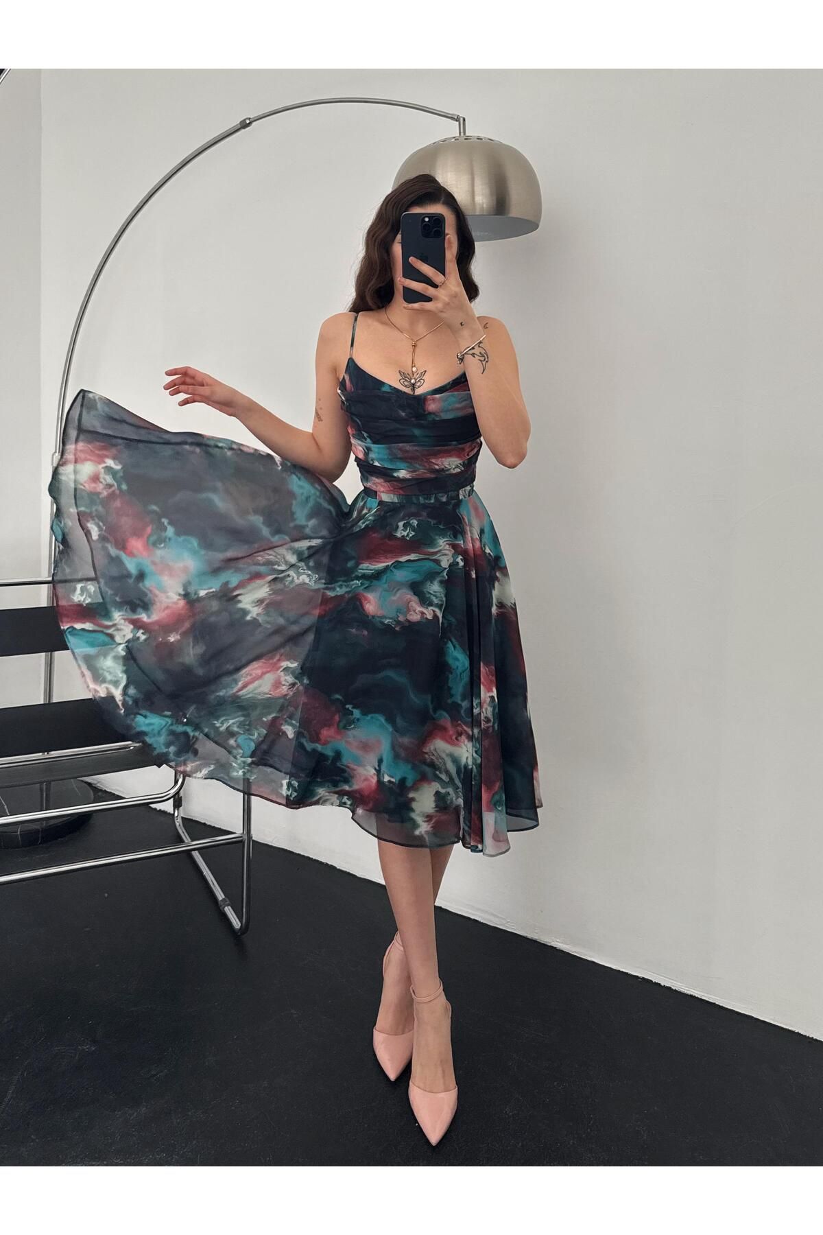 OYKUWEAR Bloom Askılı Yeşil Desenli Kısa Abiye Elbise