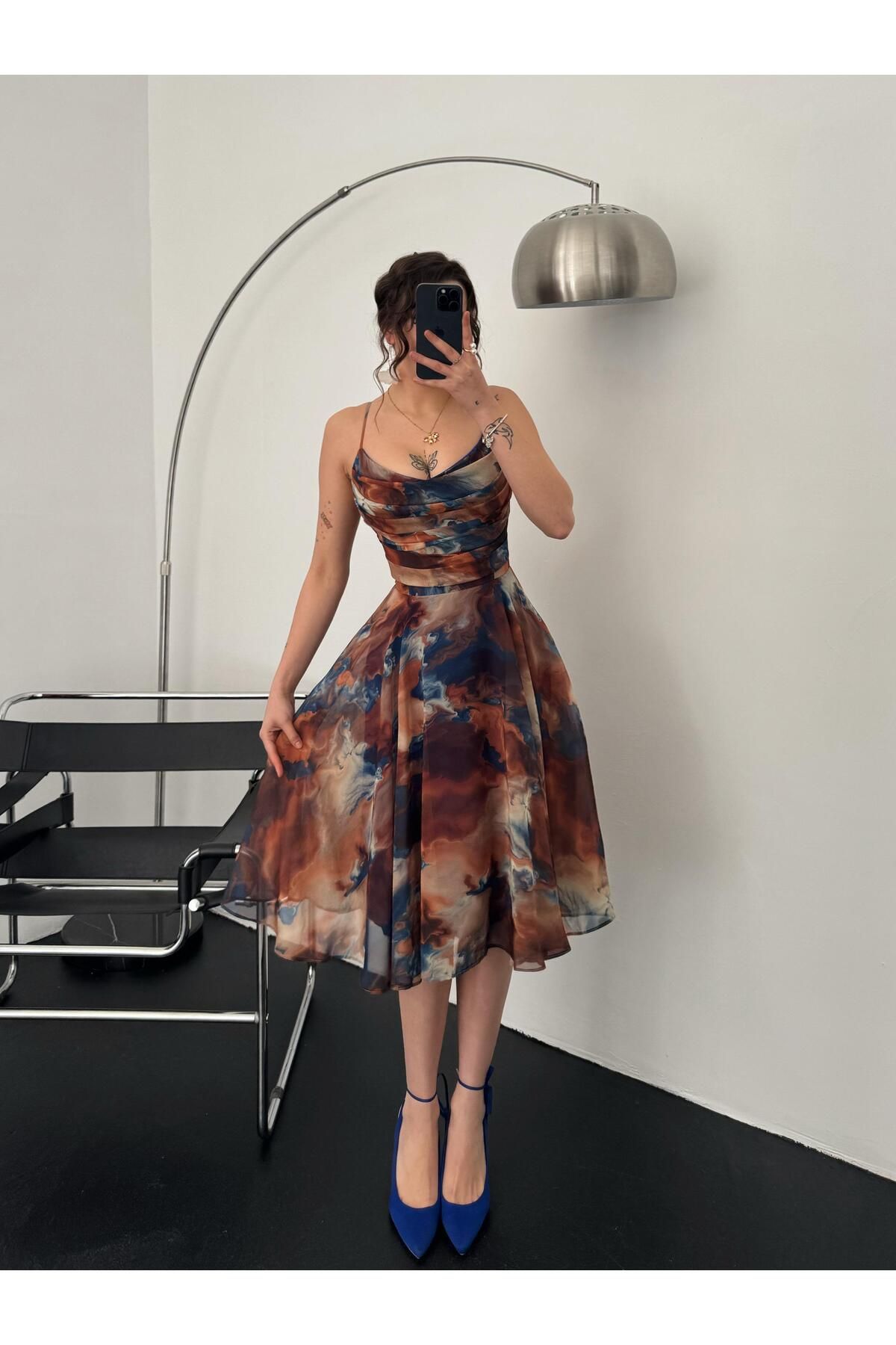 OYKUWEAR Bloom Askılı Kahve Desenli Kısa Abiye Elbise