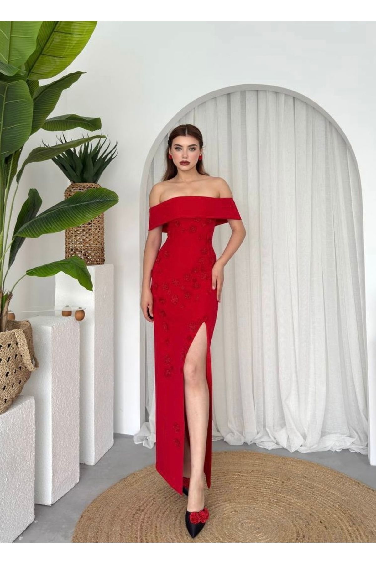 Afiş Butik Kırmızı Madonna Yaka Çiçek Nakışlı Yırtmaçlı Uzun Elbise
