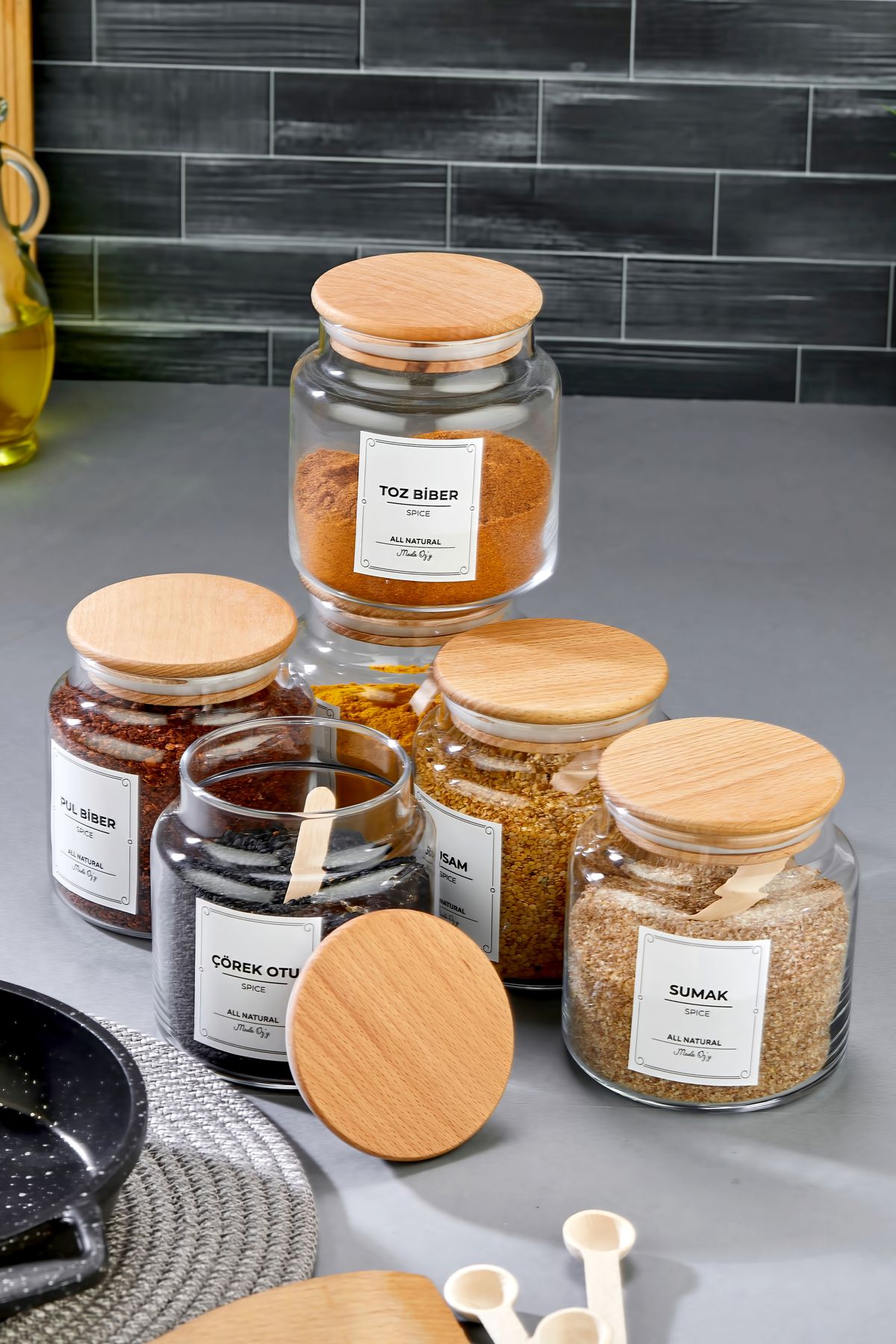 MODA OZY Ahşap Kapaklı Etiketli 500 ml 6 Adet Kavanoz Ve 6 Adet Mini Baharat Kaşığı 12 Parça Baharat Seti