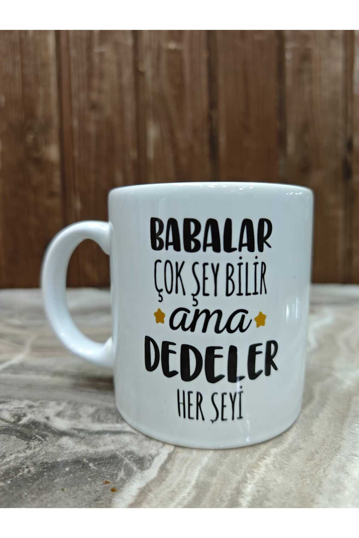 GenelTedarik Babalar Gününe Özel Dedeler Herşeyi Bilir Yazılı Kupa
