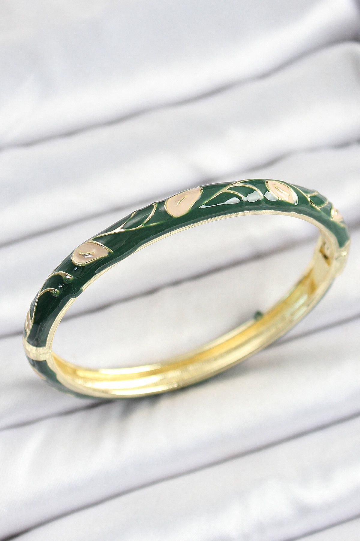 Mu Art Ahşap Mineli Pirinç Gold Renk Yeşil Çiçek Motifli Kadın Kelepçe