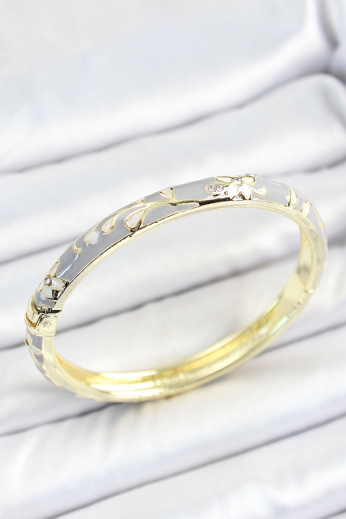 Mu Art Ahşap Mineli Pirinç Zirkon Taşlı Gri Çiçek Desenli Gold Renk Kadın Kelepçe