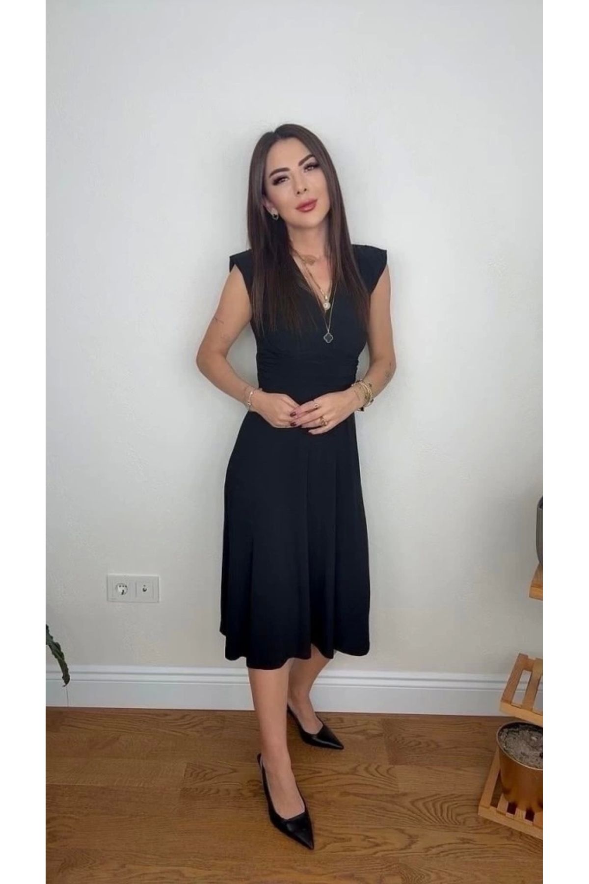 Butik Kadın Kısa Kollu Kruvaze Yakalı Bel Korsajı Buzgulu Midi Janjan Krep Elbise