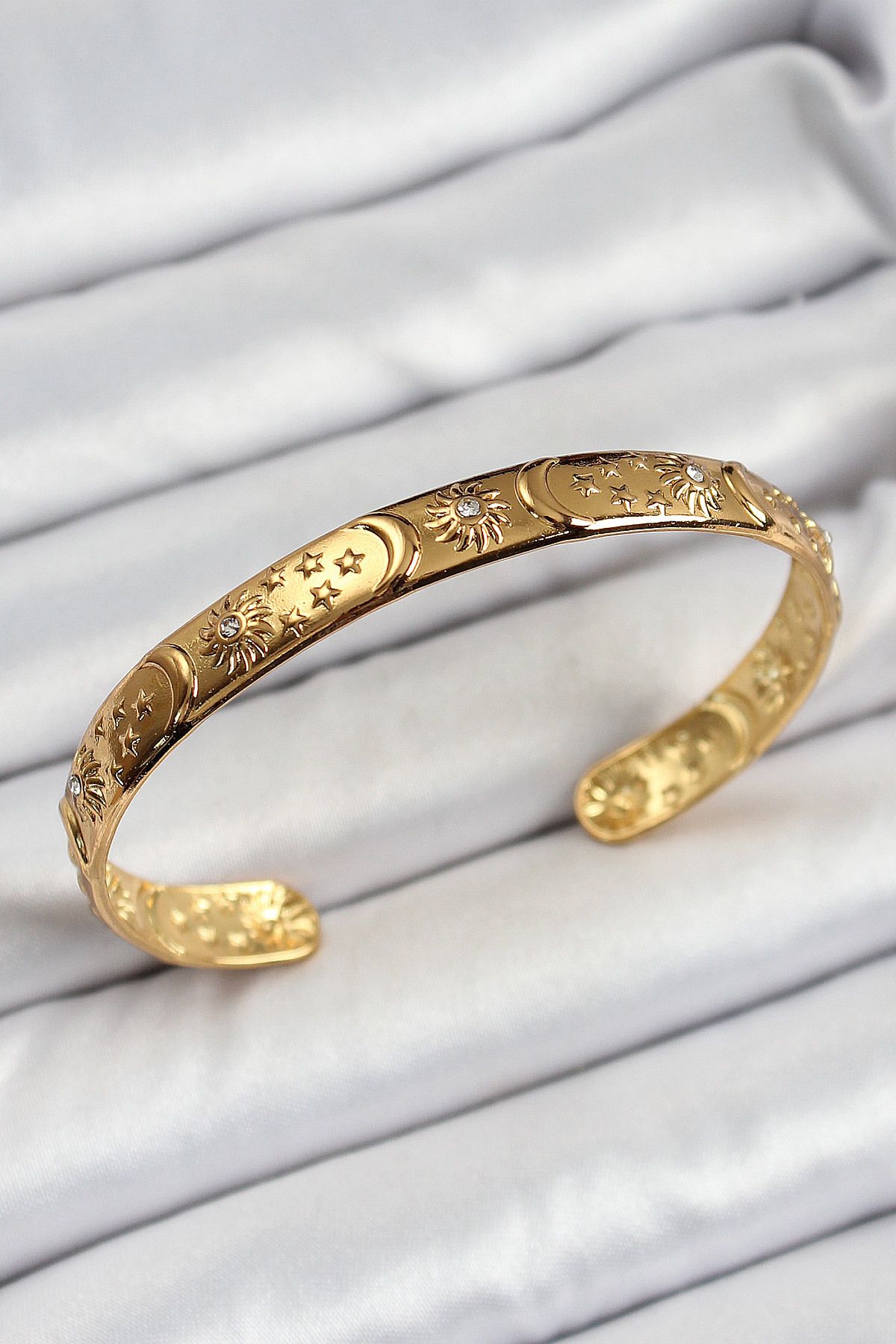 Mu Art Ahşap Pirinç Gold Renk İşlemeli Altı Açık Bileklik