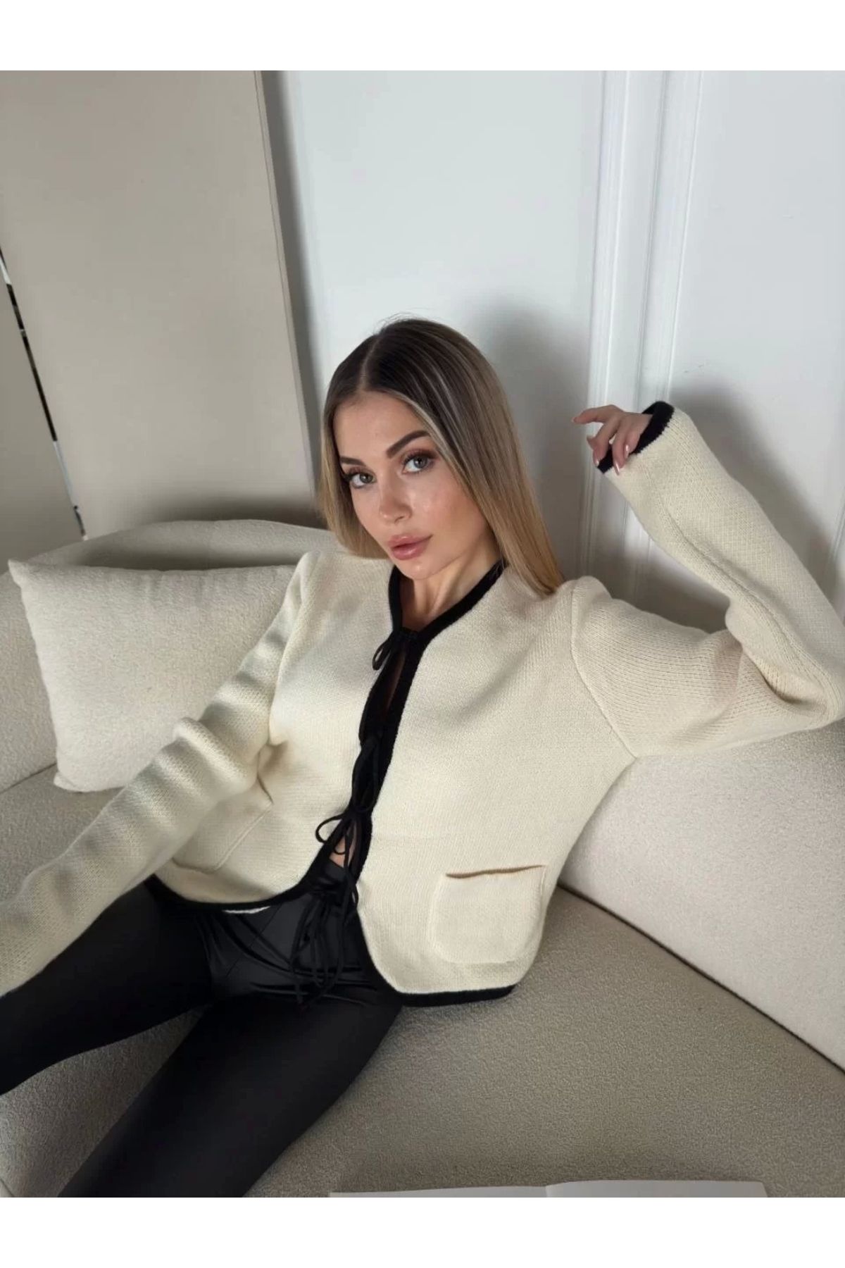 BÜŞRA TEZEL MODA Kirli Beyaz Triko Siyah Detaylı Bağlamalı Önden Cepli Hırka