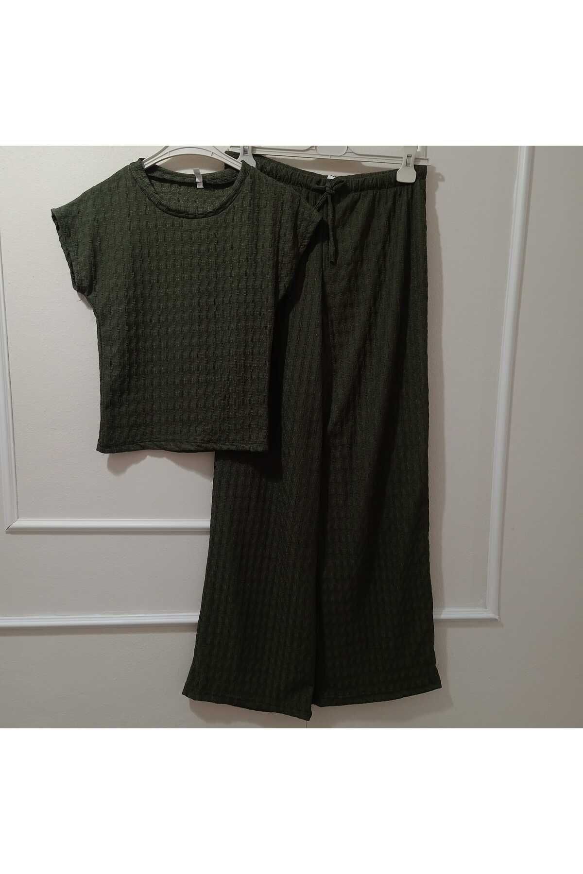 MissPul Kadın Gofre Kumaş Crop Yanları Büzgü Detaylı Pantolonlu Takım
