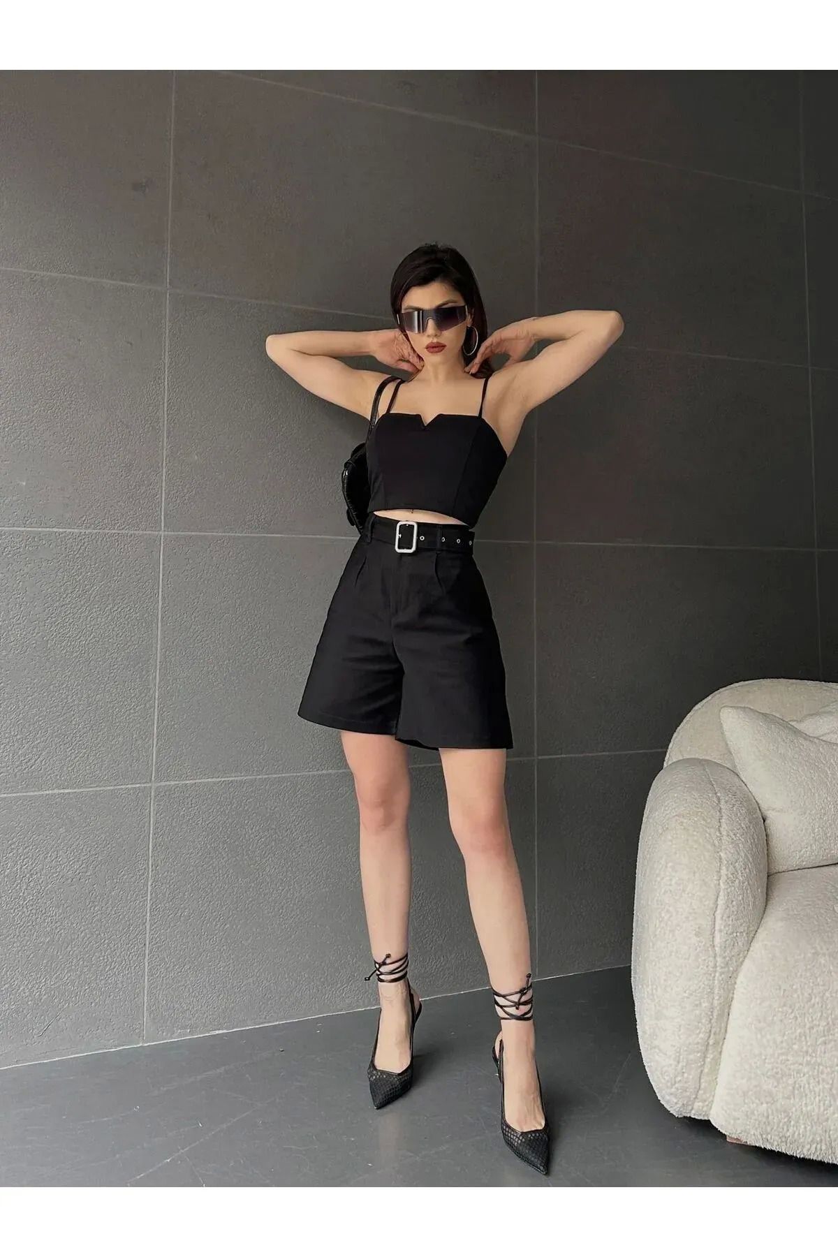 Omarı Yüksek Bel Kemerli Siyah Mom Şort