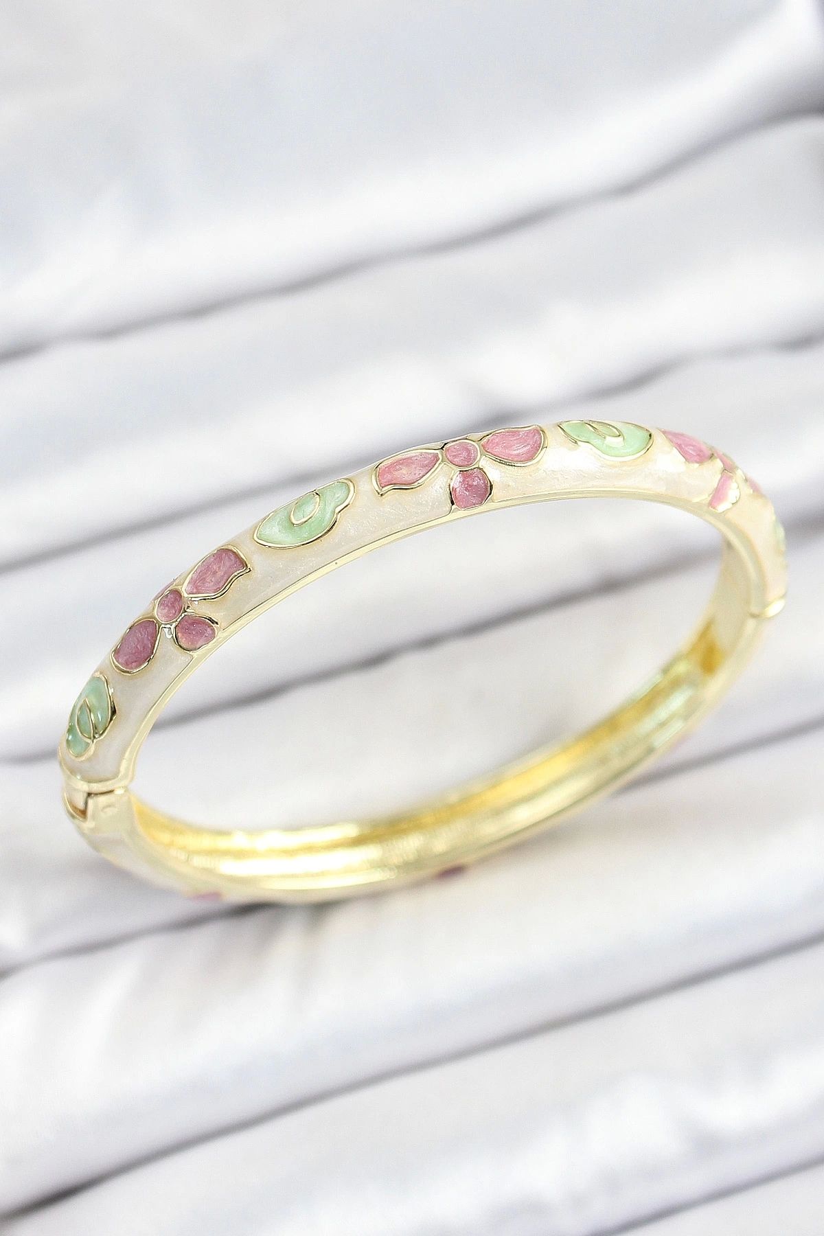Clariss Mineli Pirinç Yeşil Pembe Çiçek Desenli Gold Renk Kadın Kelepçe