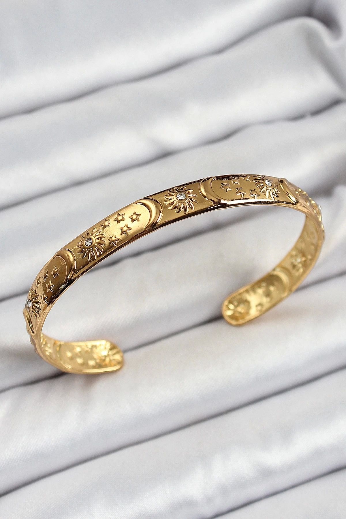 Clariss Pirinç Gold Renk İşlemeli Altı Açık Bileklik