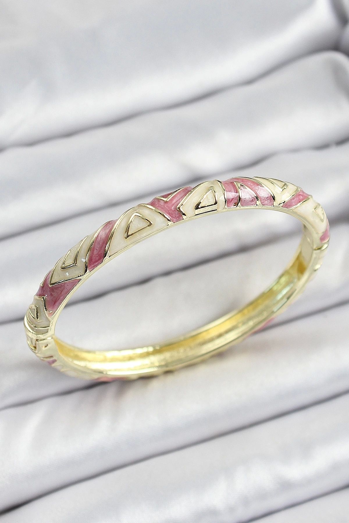 Clariss Mineli Pirinç Gold Renk Beyaz ve Pembe Geometrik Desenli Kadın Kelepçe