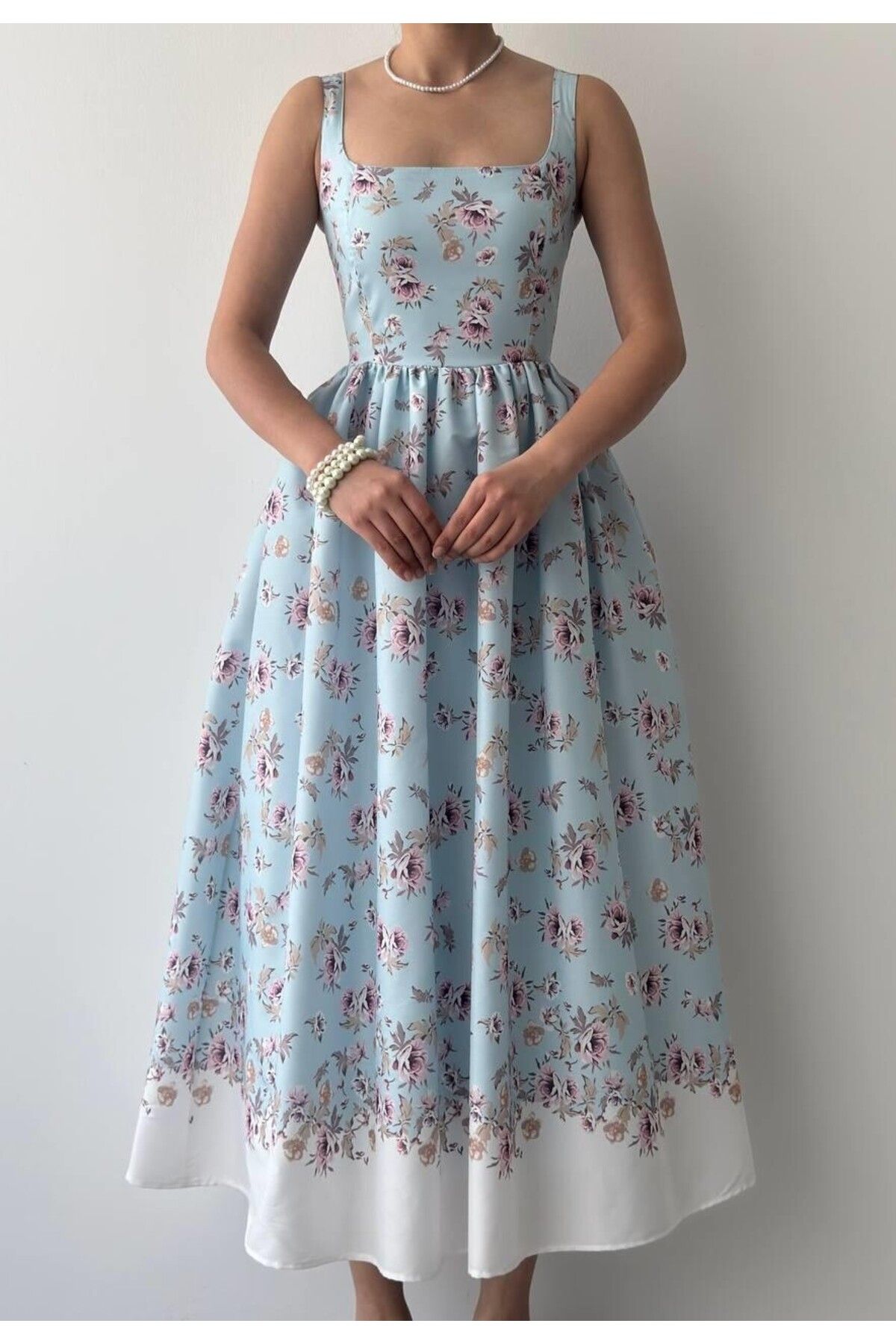 Julidress Cep Detaylı Çiçek Desenli Askılı Midi Boy Premium Elbise