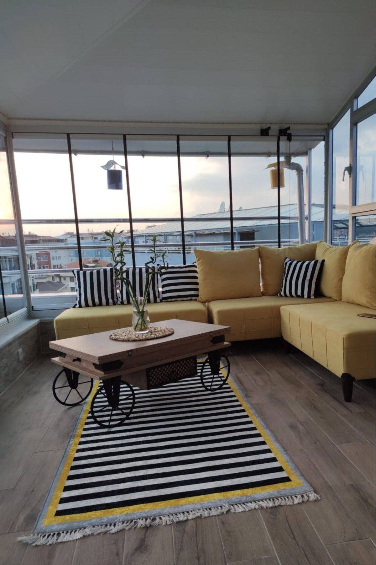 VOPTEKS Sarı Halı Balkon Halısı Makinede Yıkanabilir Kaymaz Taban Balkon Halısı