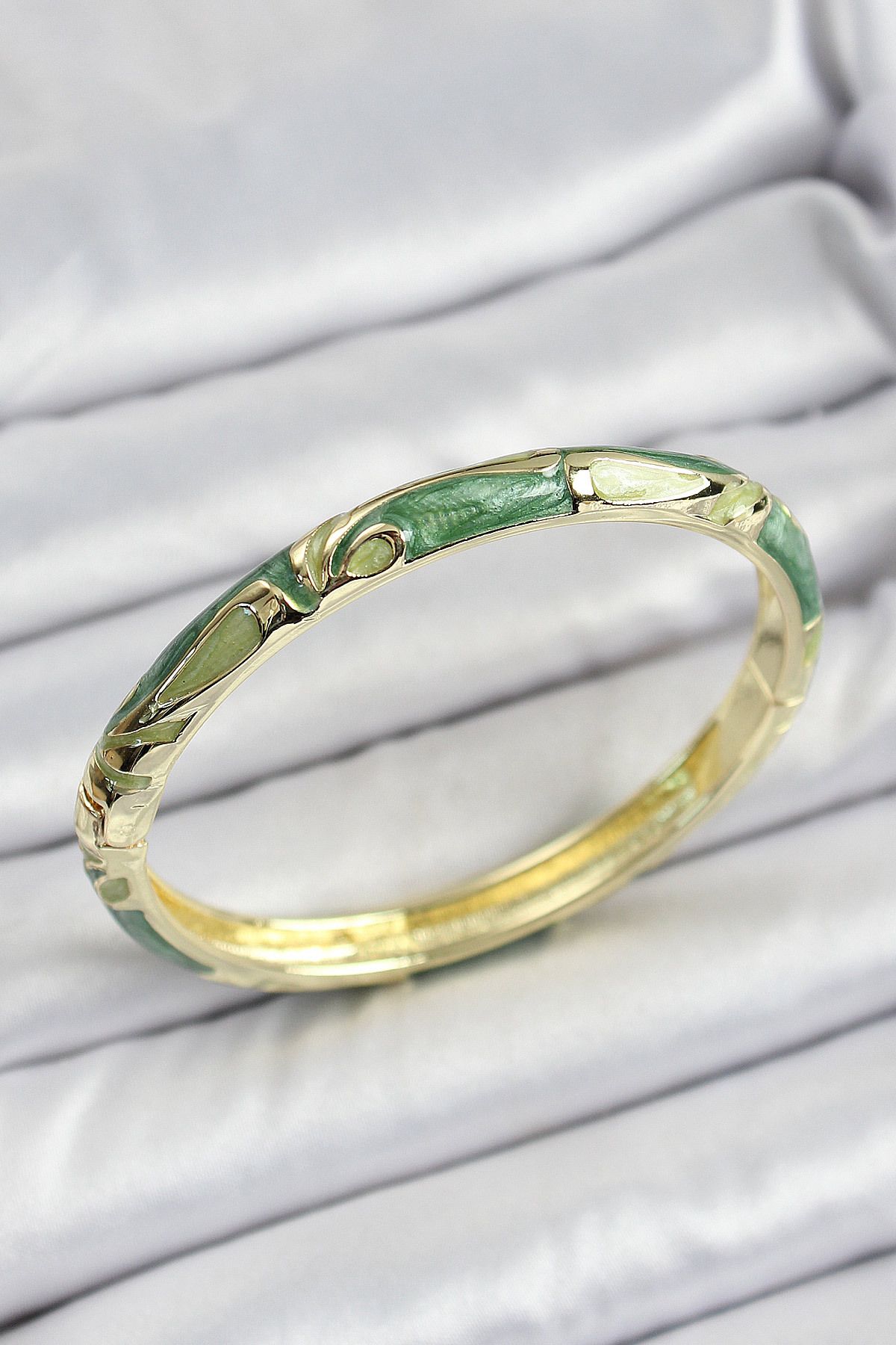 NEZADE STORE Mineli Pirinç Gold Renk Yeşil Çiçek Motifli Kadın Kelepçe