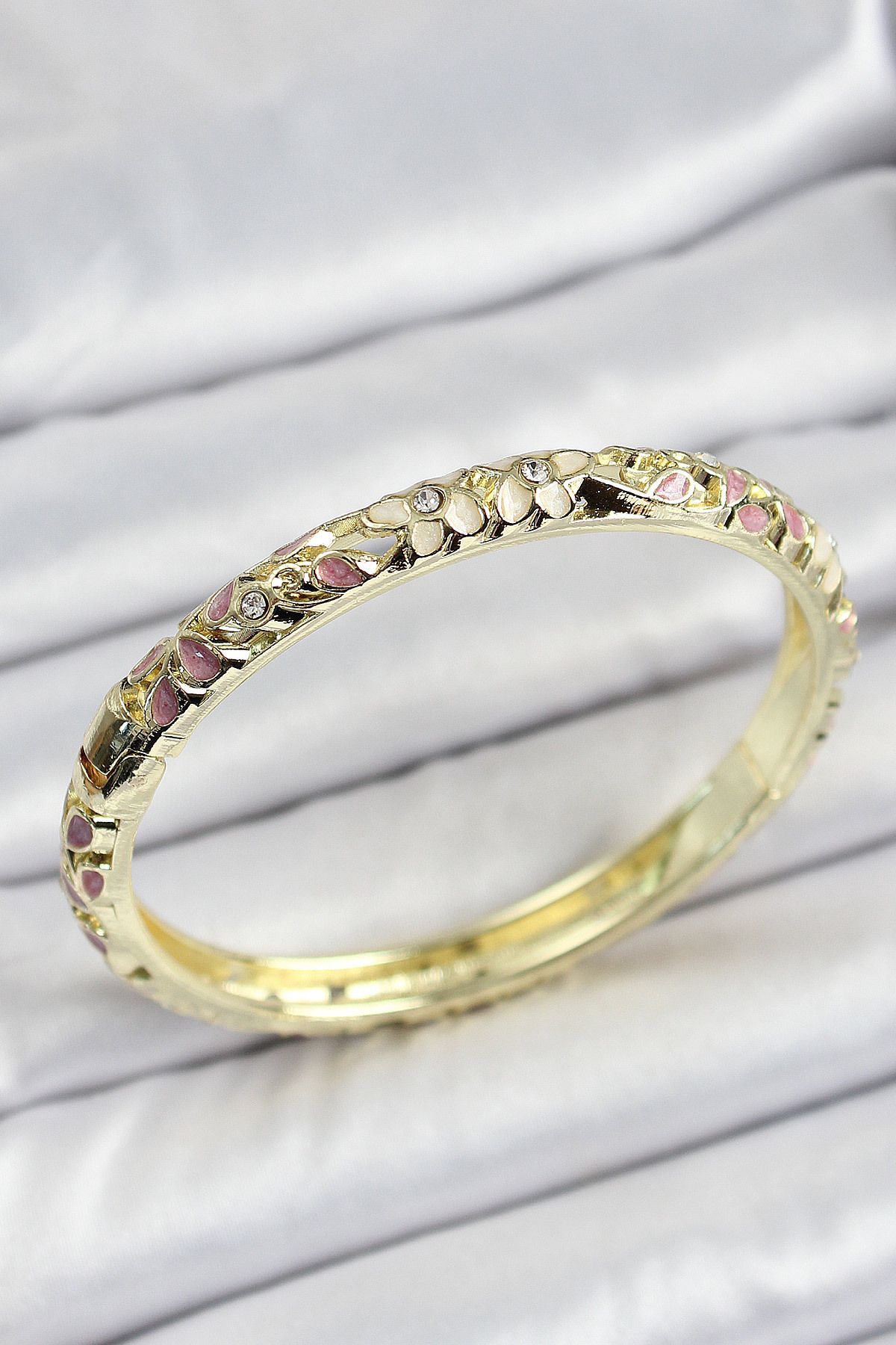 NEZADE STORE Mineli Pirinç Gold Renk Pembe Çiçek Desen Motifli Kadın Kelepçe
