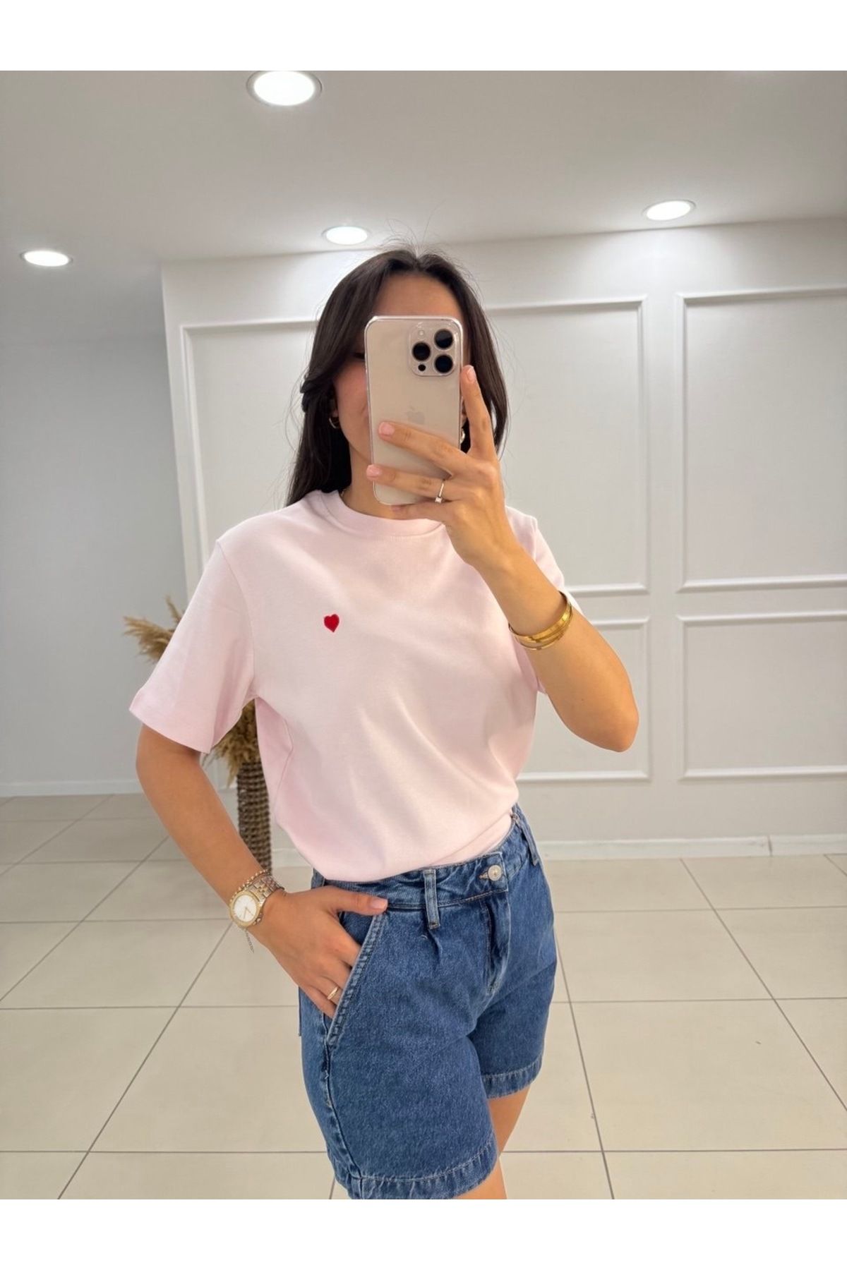 Butik T-Shırt Kalp Detaylı