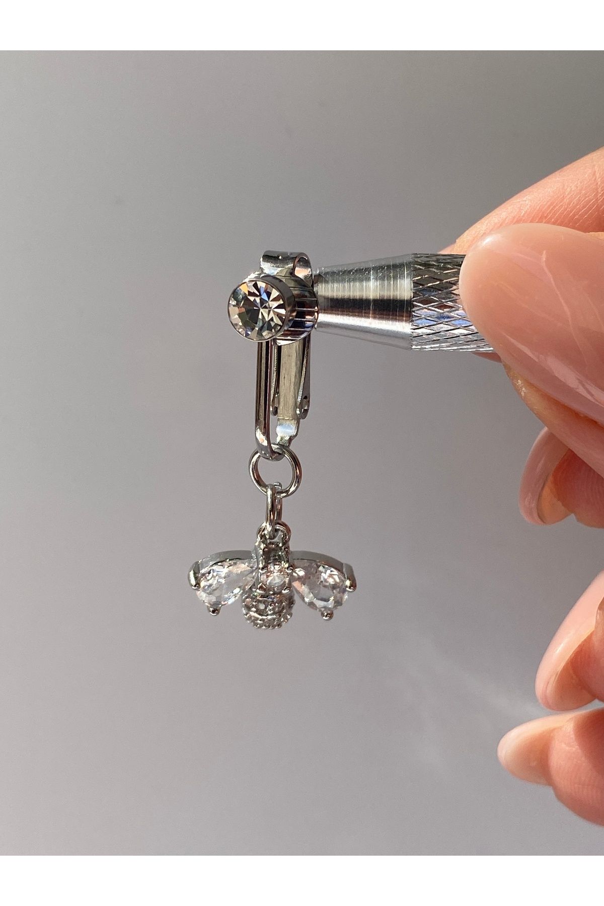 kurukafagift Çelik Göbek Piercing Mıknatıslı Deliksiz Kullanım Sıkıştırmalı Arı Figürlü Taşlı Sallantılı Model
