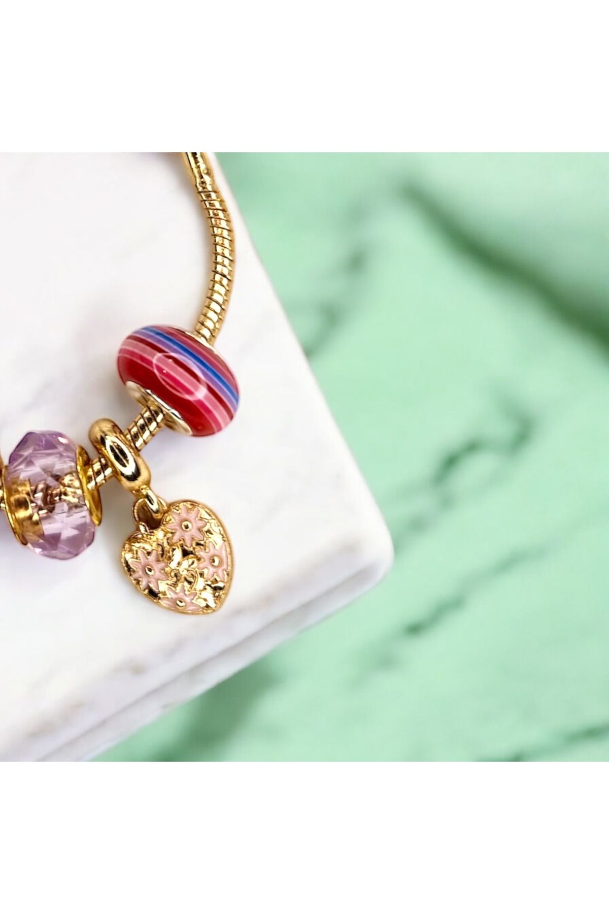 GIHANDMADE Kalpler ve Renklerin Uyumu Yılan Charm Bileklik – Renkli Taşlı Ayarlanabilir Altın Kadın Bileklik