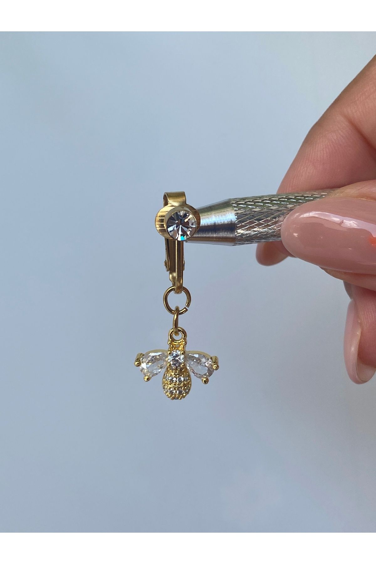 kurukafagift Çelik Göbek Piercing Mıknatıslı Deliksiz Kullanım Sıkıştırmalı Arı Figürlü Taşlı Sallantılı Model