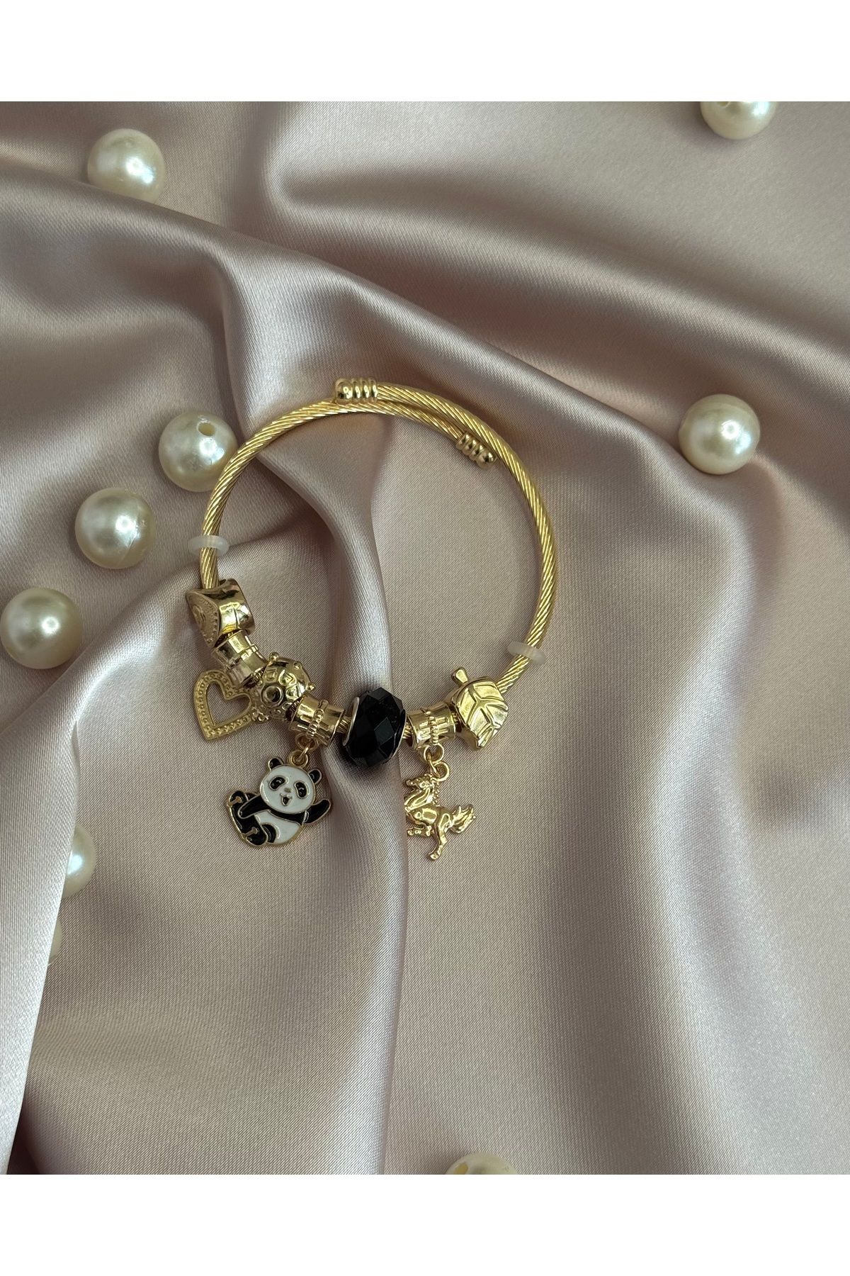 NİSDUAS Siyah Taşlı ve Figürlü Gold Charm Bileklik