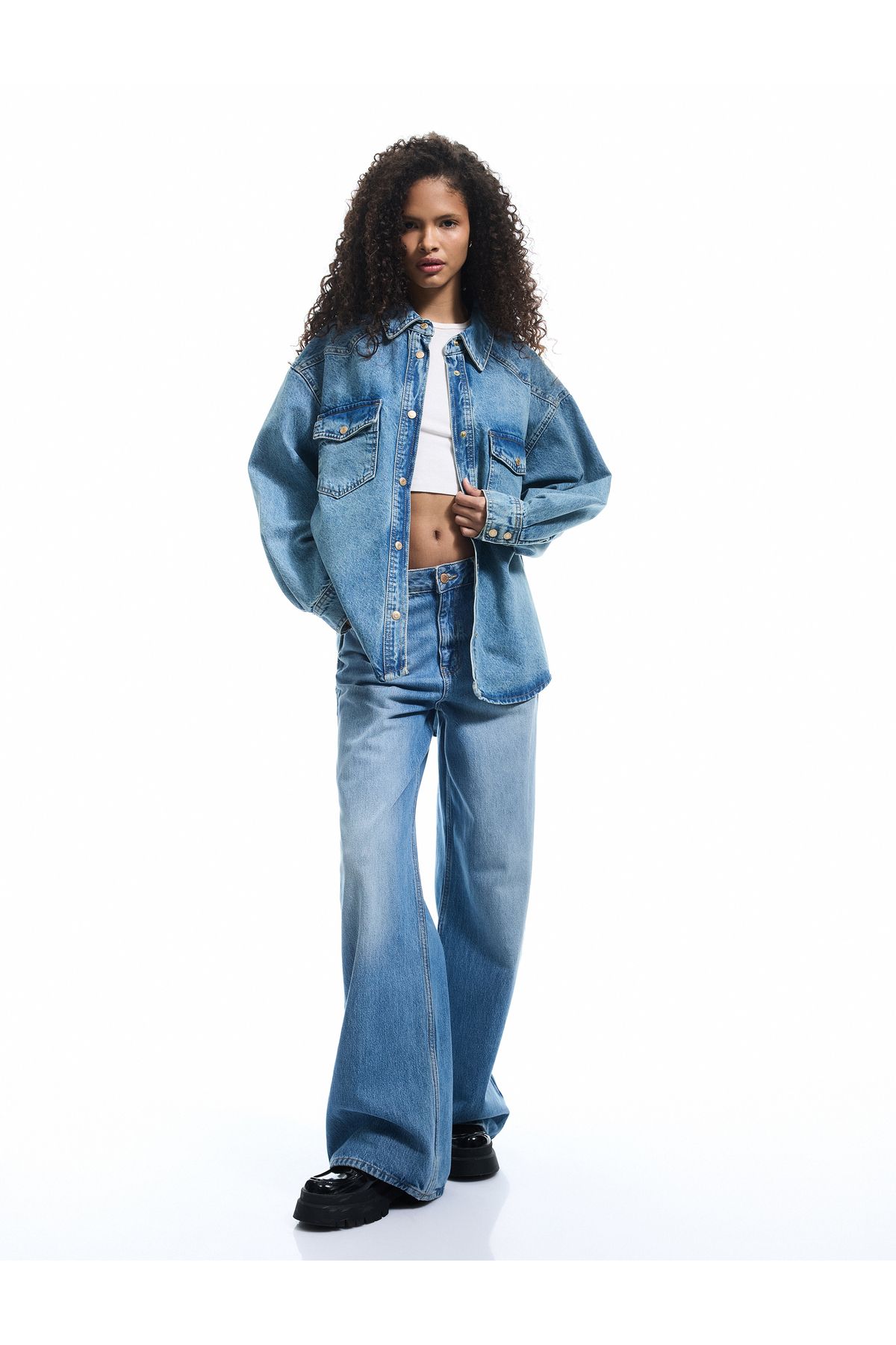 Koton Yeni Sezon Uzun Kollu Klasik Yaka Cep Detaylı Düğmeli Pamuklu Oversize Denim Gömlek