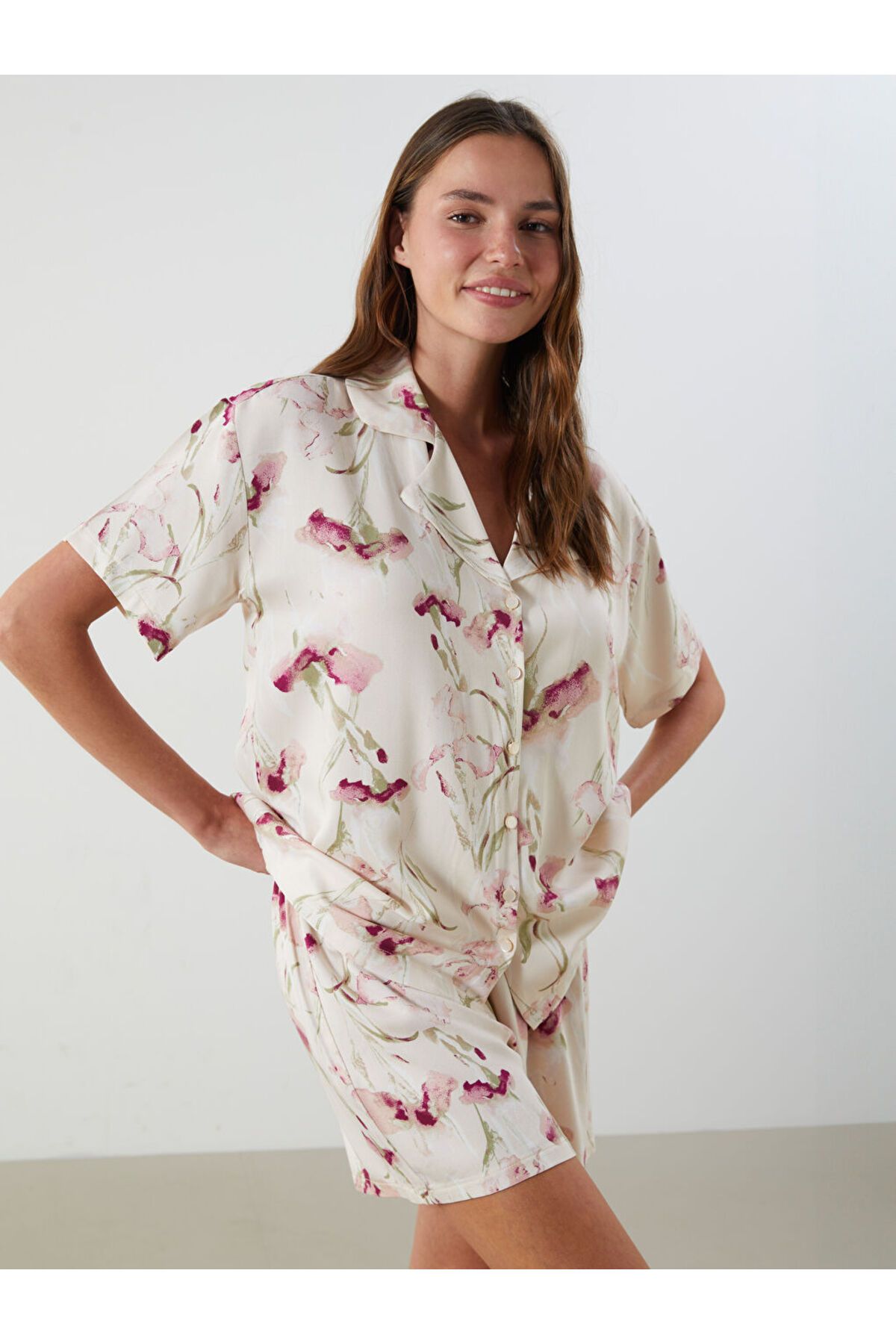 LC Waikiki Gömlek Yaka Çiçekli Kadın Şortlu Pijama Takımı