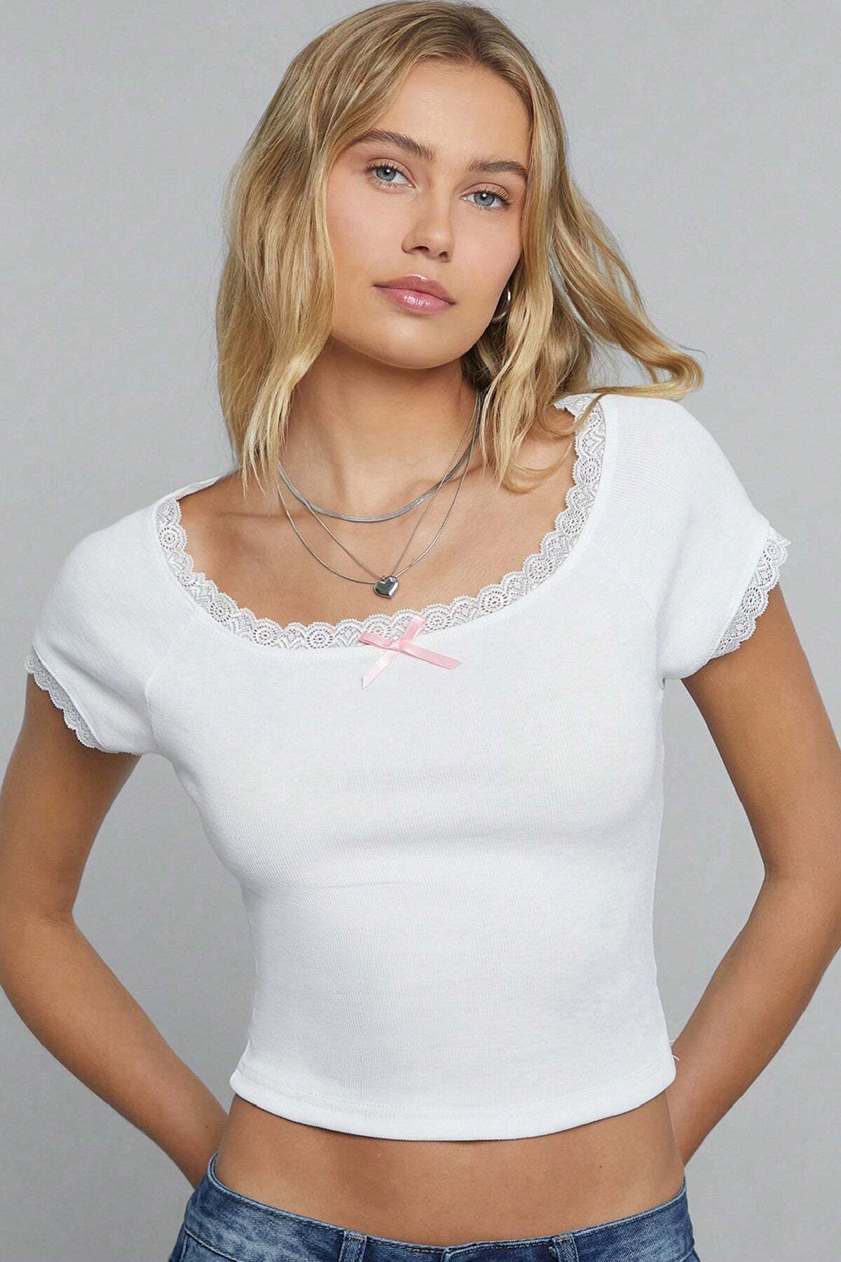 Ethab Ticaret Kadın Beyaz Göğsü ve Kolları Dantelli Fiyonklu Kısa Kol Crop Top Bluz